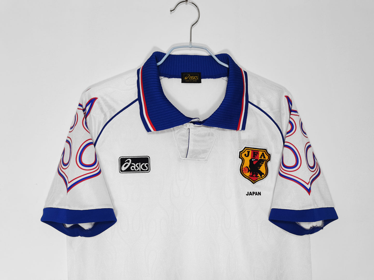 Japón 1997/98 Away Asics — “Flames” Blanca | Francia 98, debut mundialista