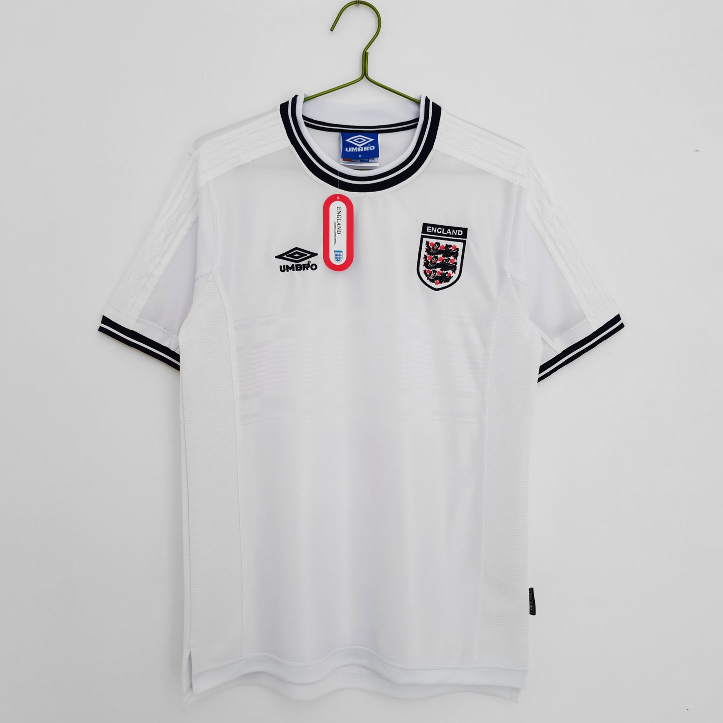 Inglaterra Umbro — Home blanca 2010-12 | “Tailored by Umbro”, minimalismo clásico