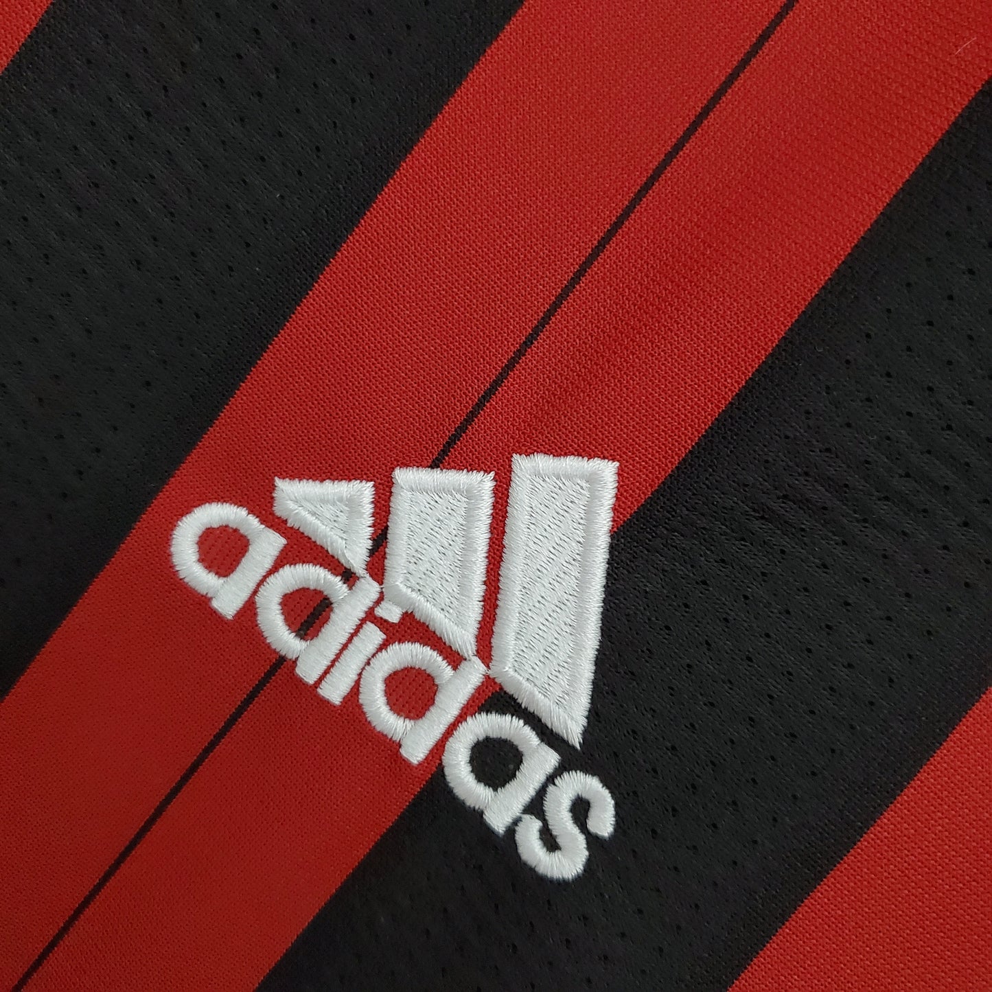 AC Milan “Fly Emirates” 2013–14 — Camiseta home Adidas rossonera (3 bandas doradas)