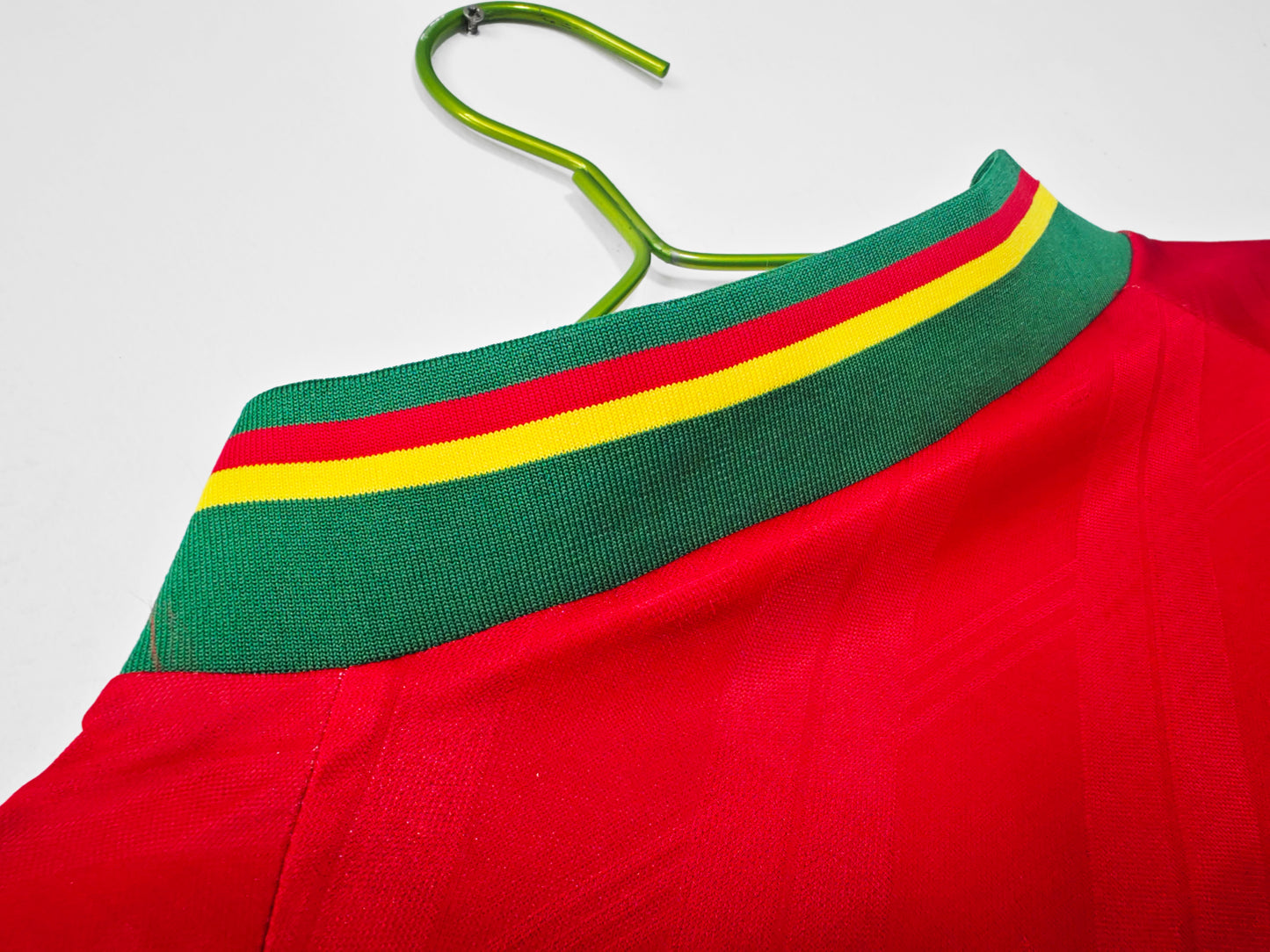 Camiseta Portugal Adidas Home 1992–94 – Roja con franjas tricolor en mangas (era Rui Costa/Figo)