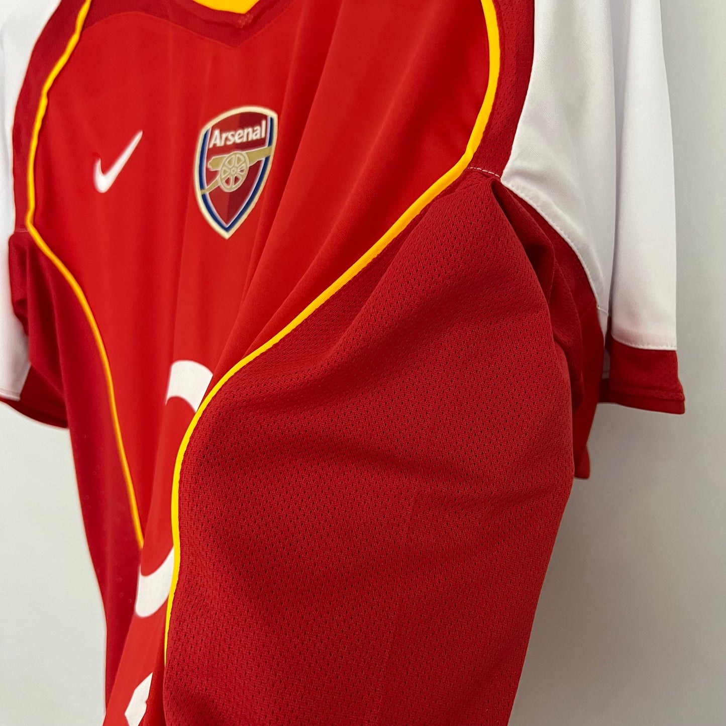 Arsenal “O2” 2004–05 — Camiseta home Nike roja (mangas blancas)