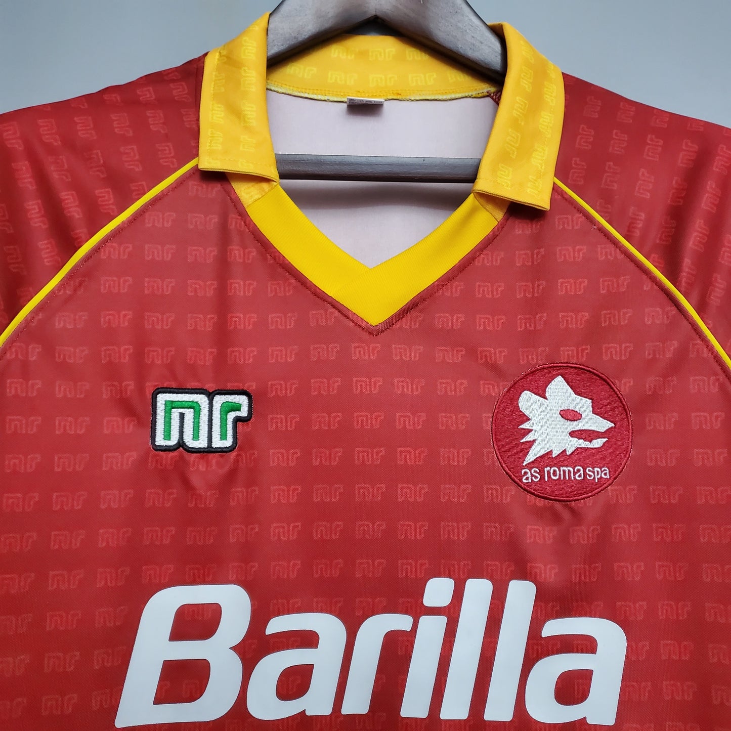 AS Roma “Barilla” 1987–89 — Camiseta home NR (Ennerre) granate (cuello amarillo)