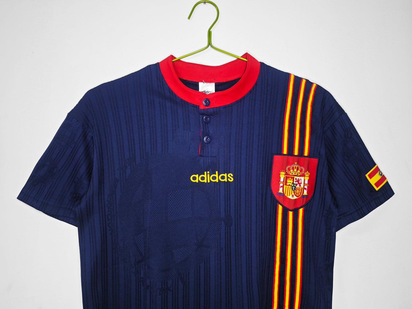 Camiseta España adidas Visitante 1994–1996 (USA ’94) – Azul marino con franja bandera y cuello henley