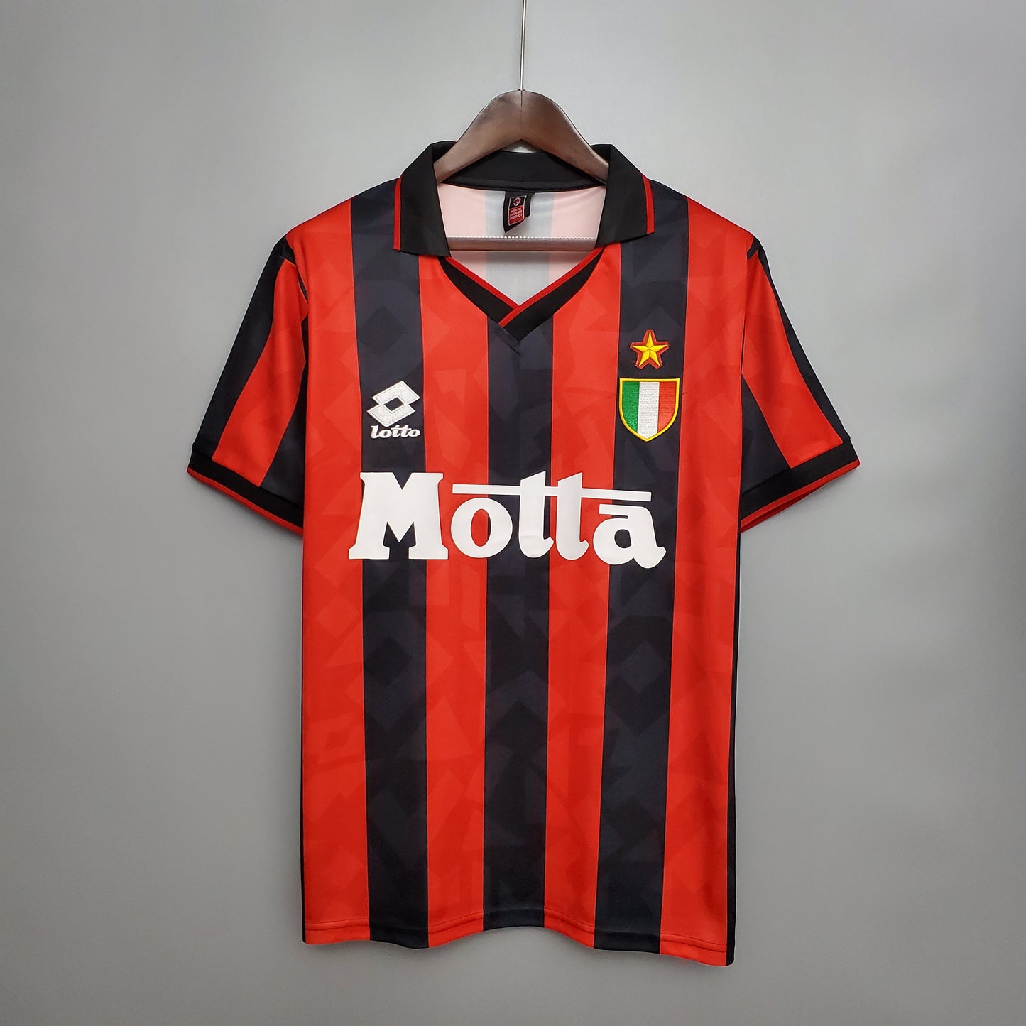 AC Milan “Motta” 1993–94 — Camiseta home Lotto rossonera (parche Scudetto)