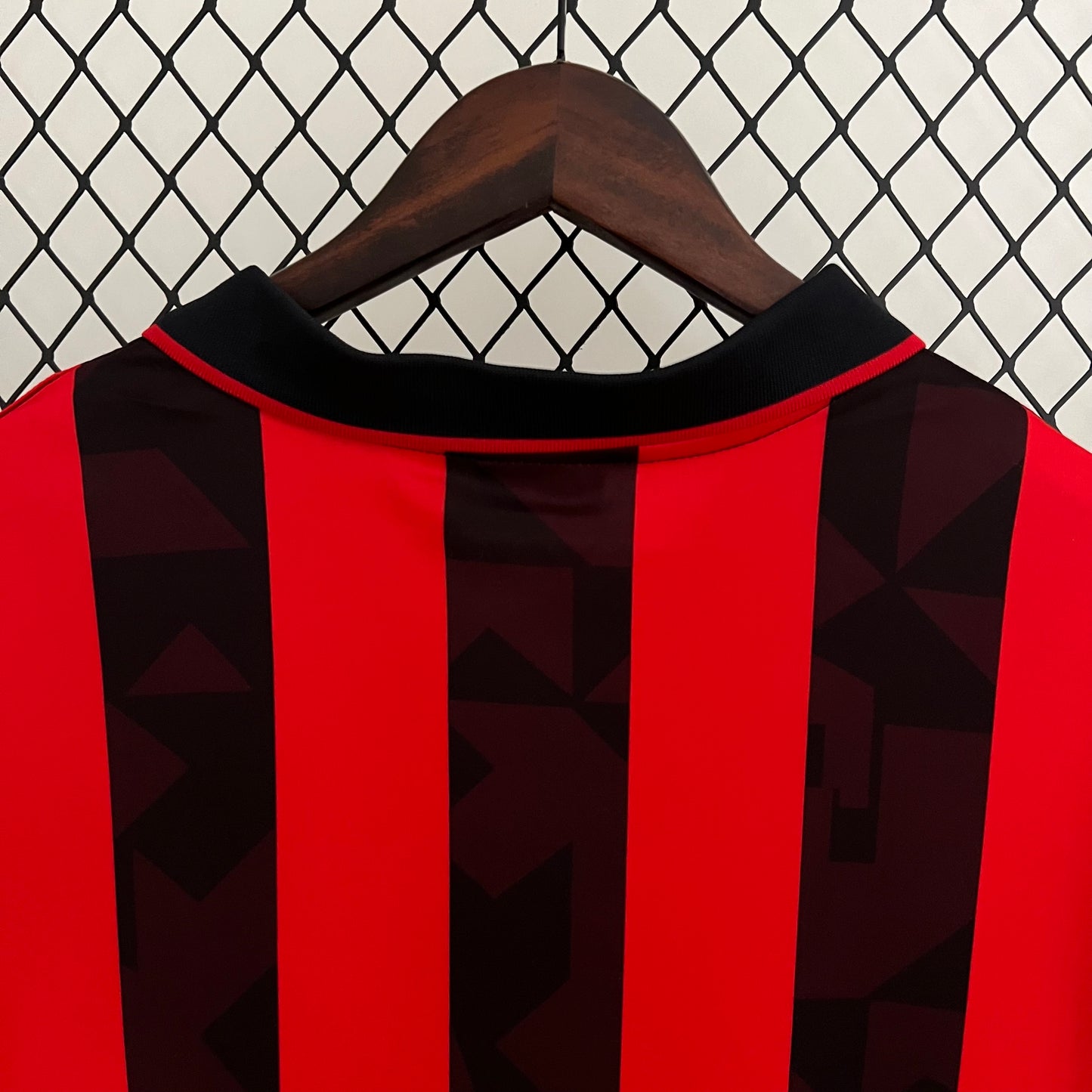 AC Milan “OPEL” 1996–97 — Camiseta home Lotto rossonera (cuello en V)