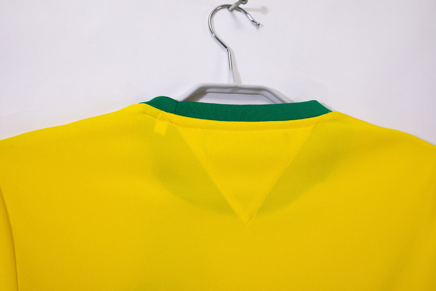 Camiseta Brasil Athleta Retro 1970 – CBD Amarilla/Verde (Cuello redondo)