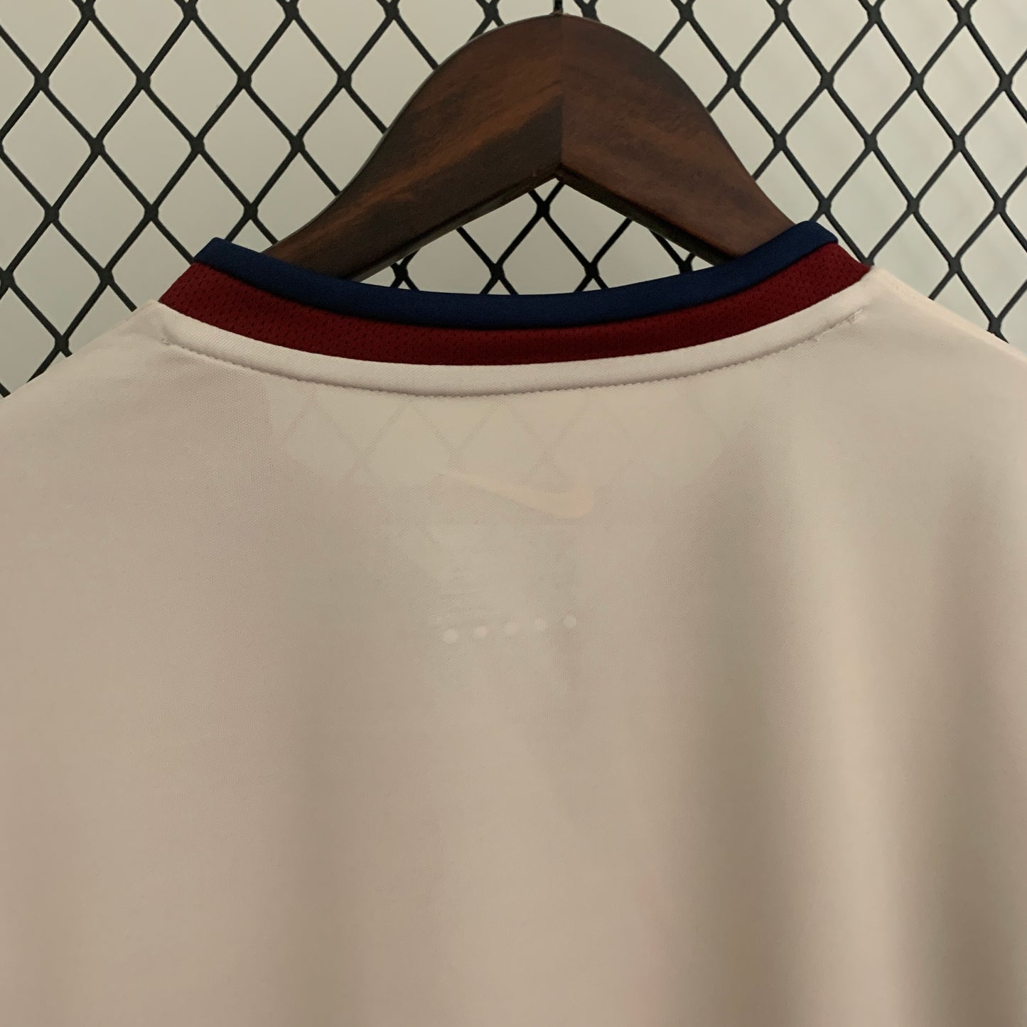 FC Barcelona 2001–02 — Camiseta away Nike blanca/crema (paneles blaugrana)