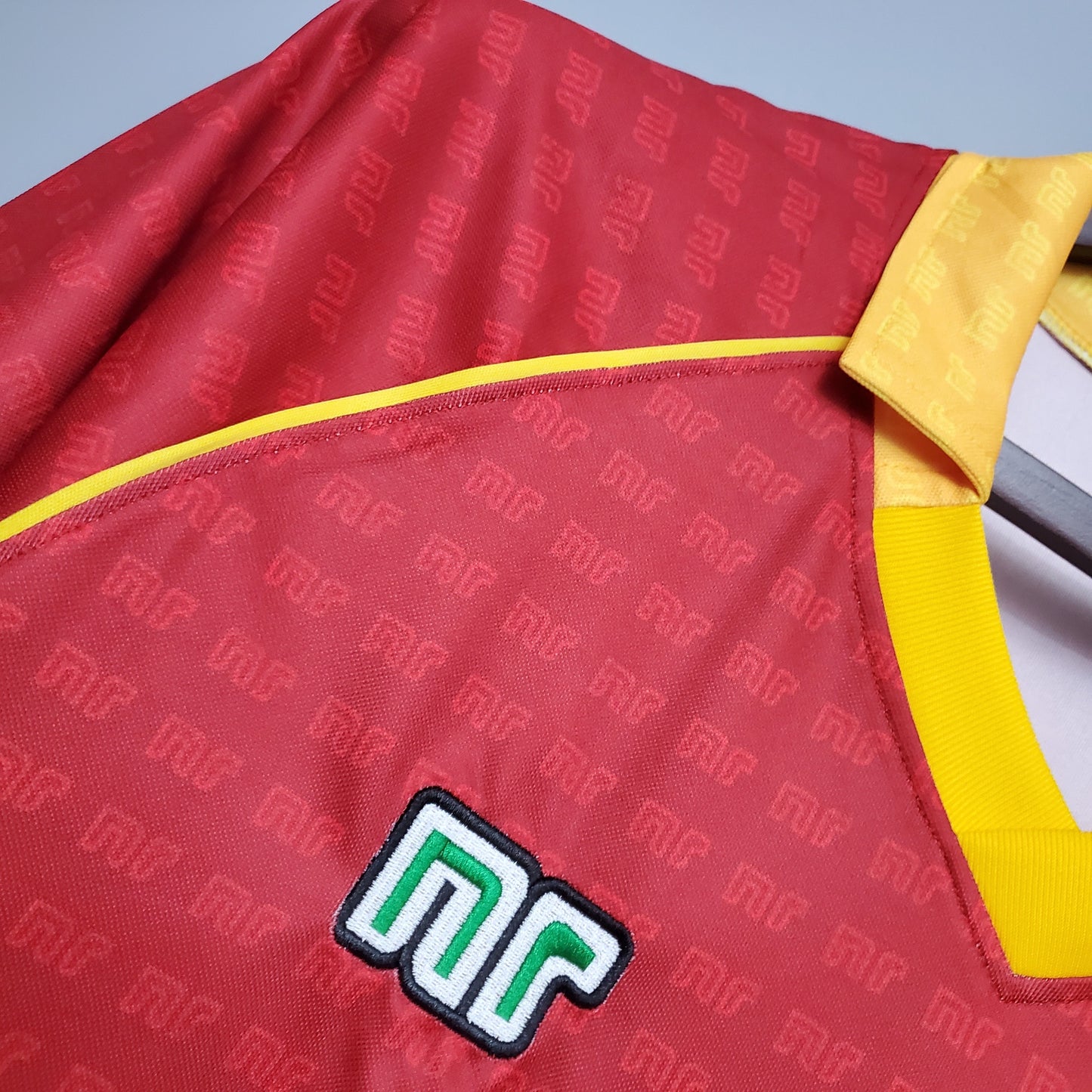 AS Roma “Barilla” 1987–89 — Camiseta home NR (Ennerre) granate (cuello amarillo)
