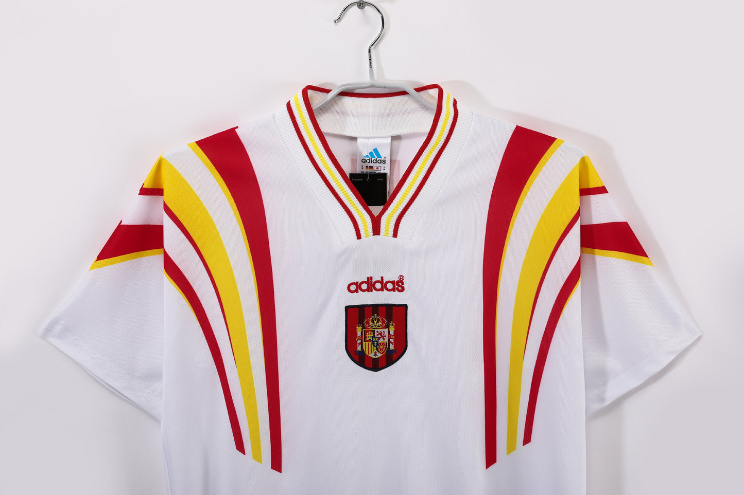 España 1994–96 Away (Blanca con arcos rojo/amarillo) – adidas Equipment