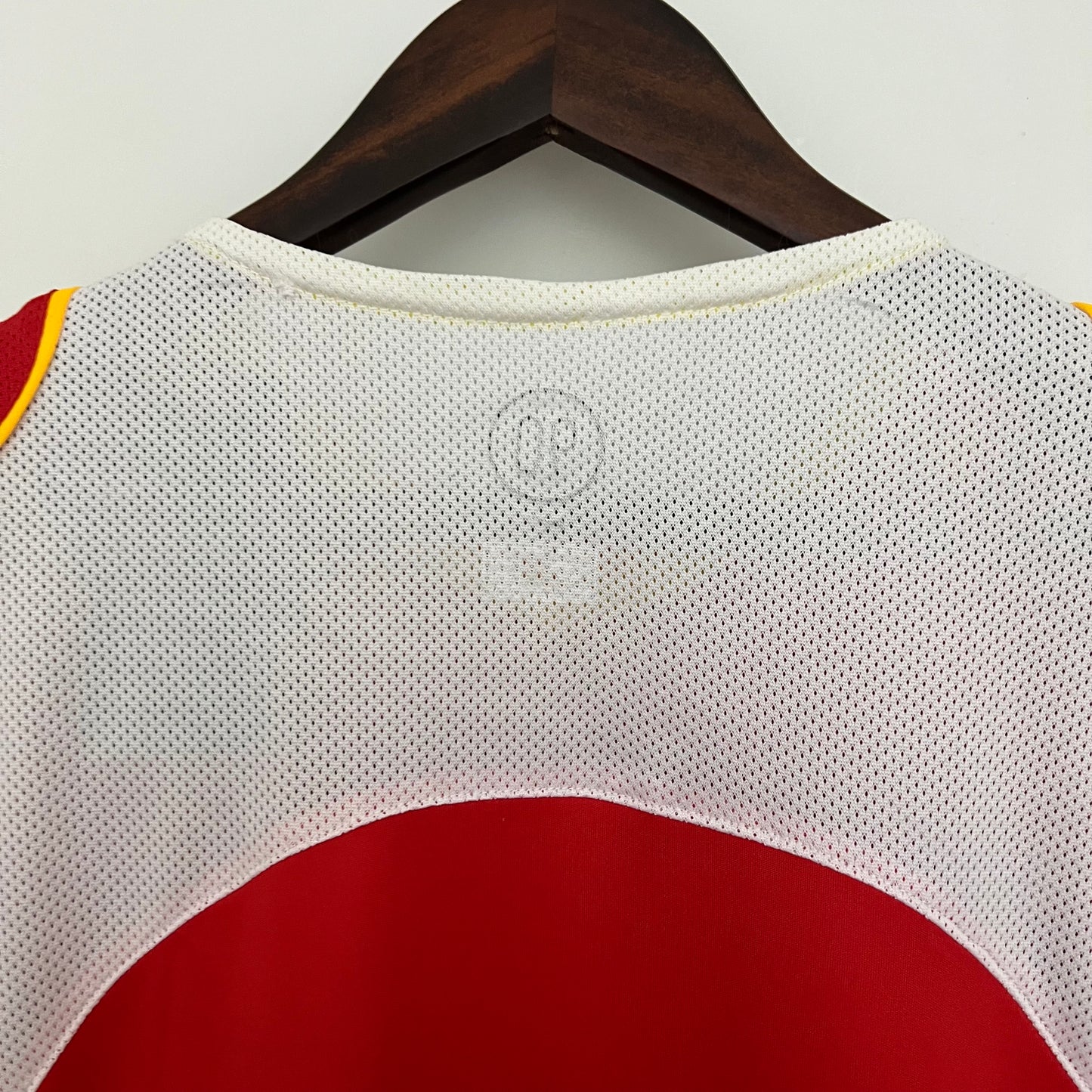Arsenal “O2” 2004–05 — Camiseta home Nike roja (mangas blancas)