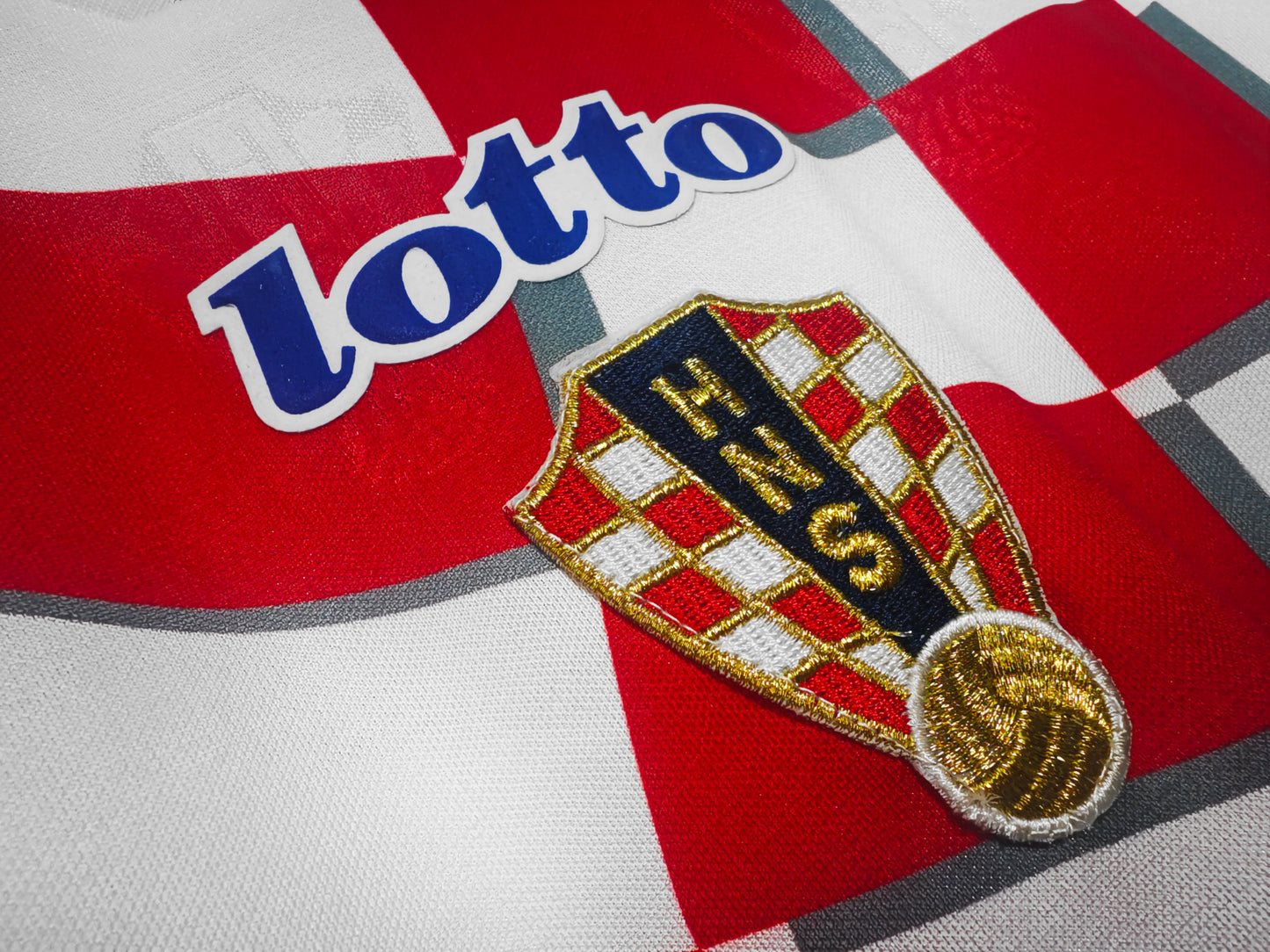 Camiseta Croacia Lotto Home 1998 – Francia ’98, “šahovnica” ondulada (era Šuker/Boban)