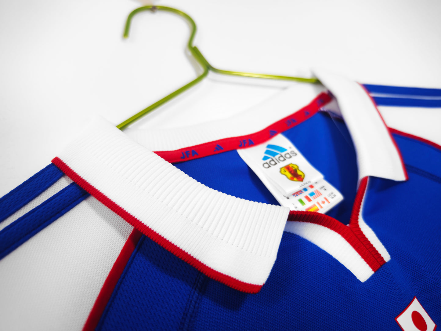 Camiseta Japón adidas Local 2002/03 (Mundial 2002) – Azul con hombros blancos y cuello polo