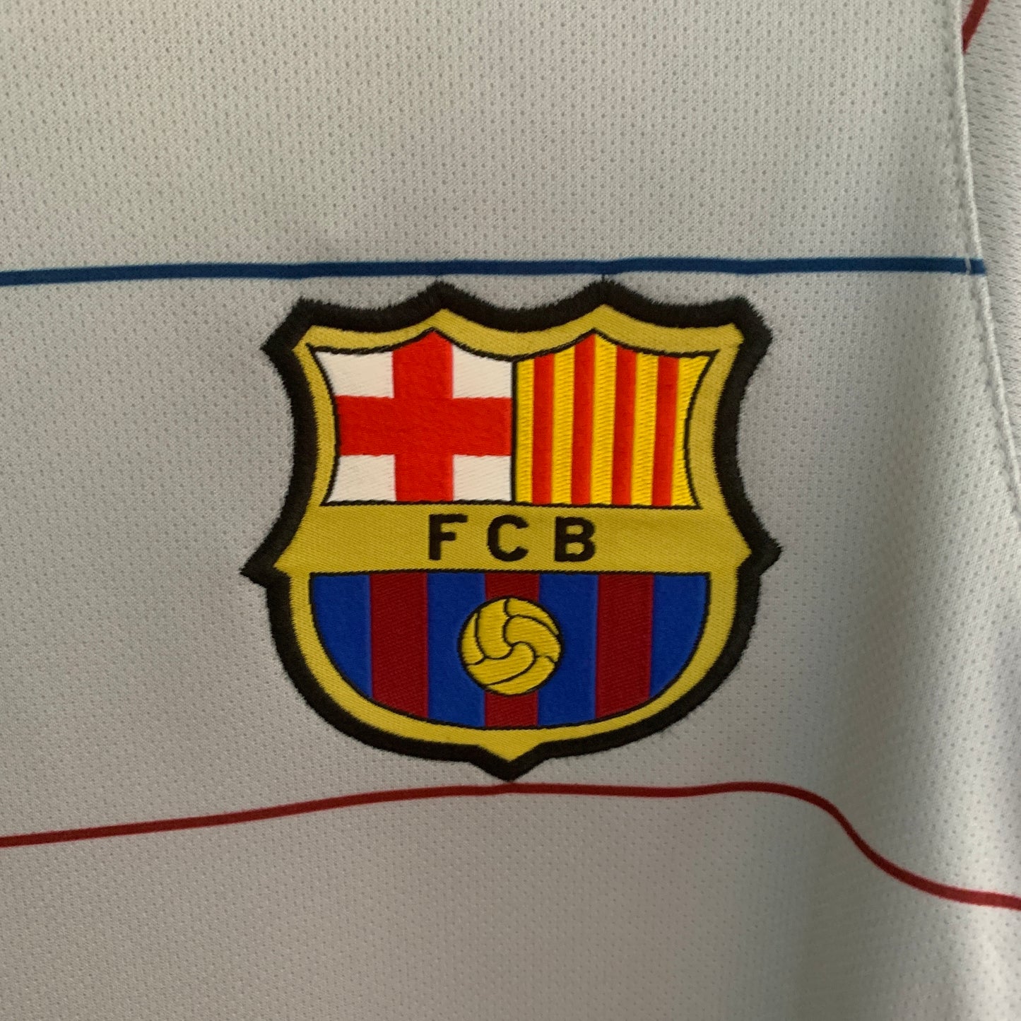 FC Barcelona 2003–04 — Camiseta away Nike gris con líneas blaugranas