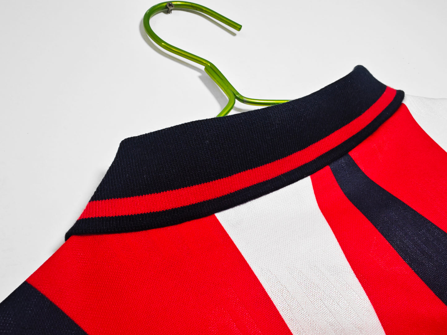 Camiseta Inglaterra Score Draw Retro – Away 1990–1992 | Roja con picos marino/blanco y cuello polo