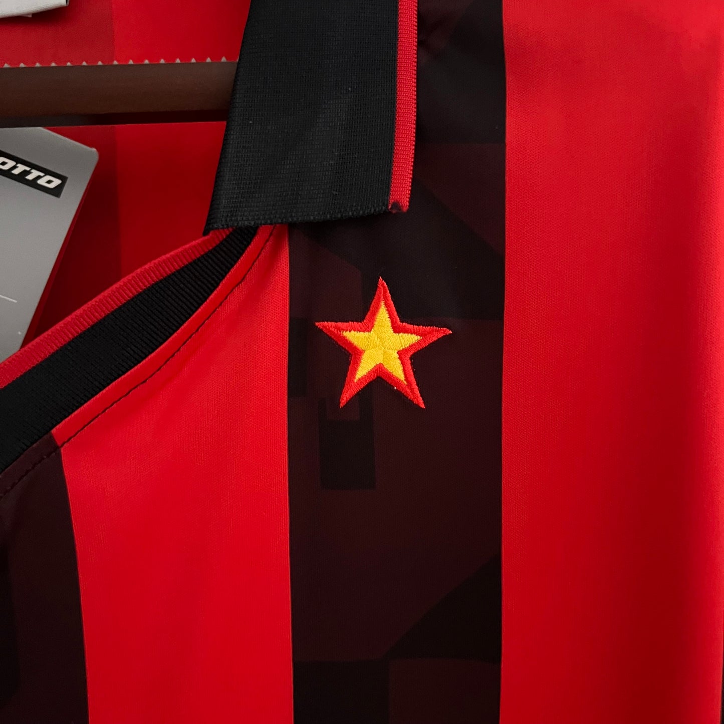 AC Milan “OPEL” 1996–97 — Camiseta home Lotto rossonera (cuello en V)