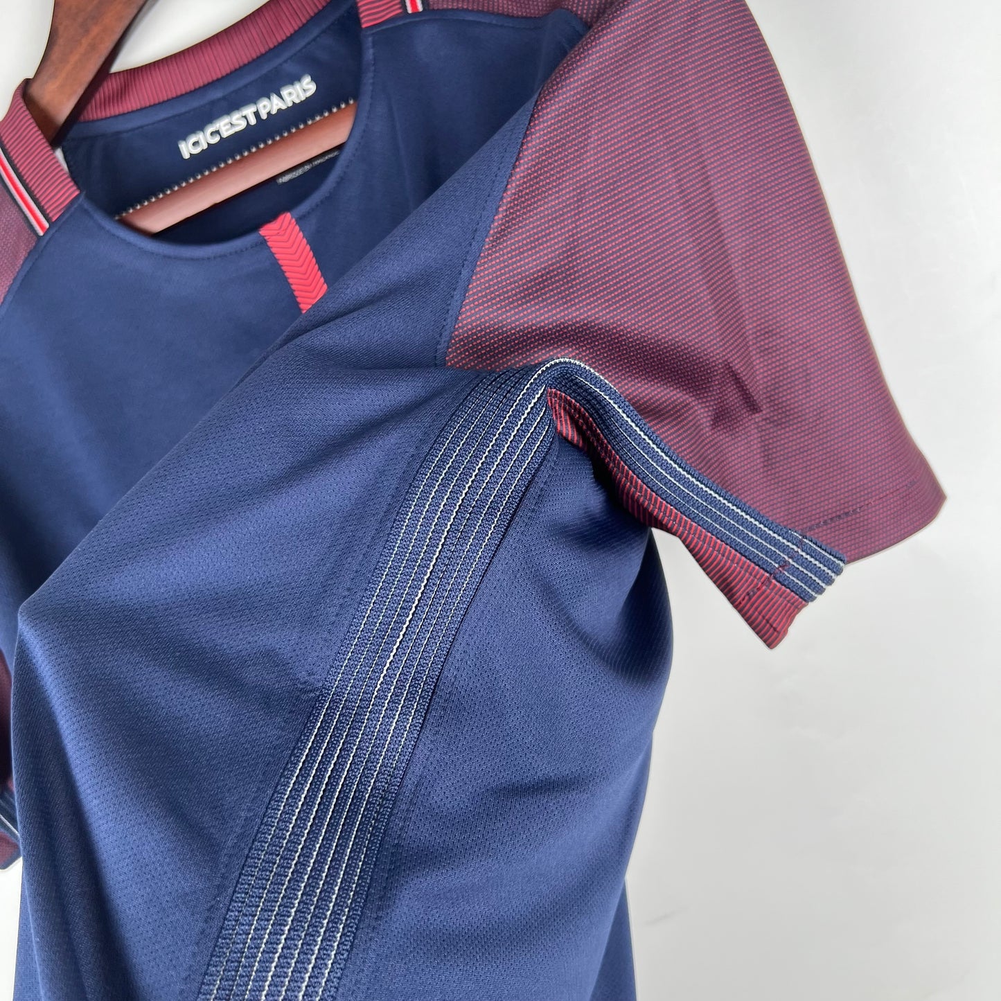 PSG “Fly Emirates” 2016–17 — Camiseta home Nike azul marino (mangas burdeos)