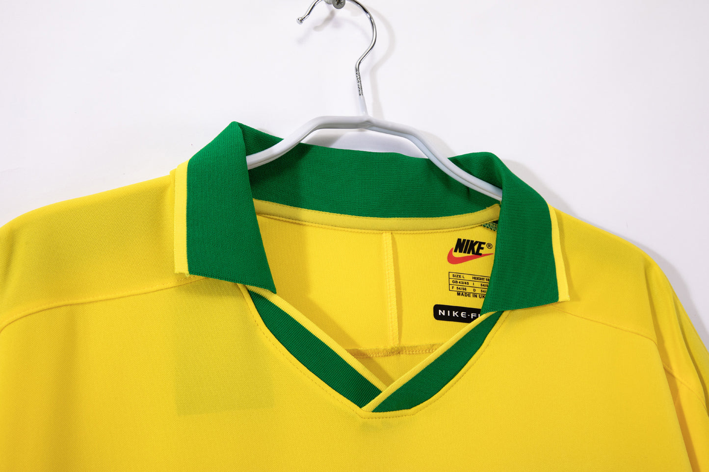 Camiseta Brasil Nike Local 2002–2004 – Amarilla con cuello polo verde (5 estrellas) – NikeFIT