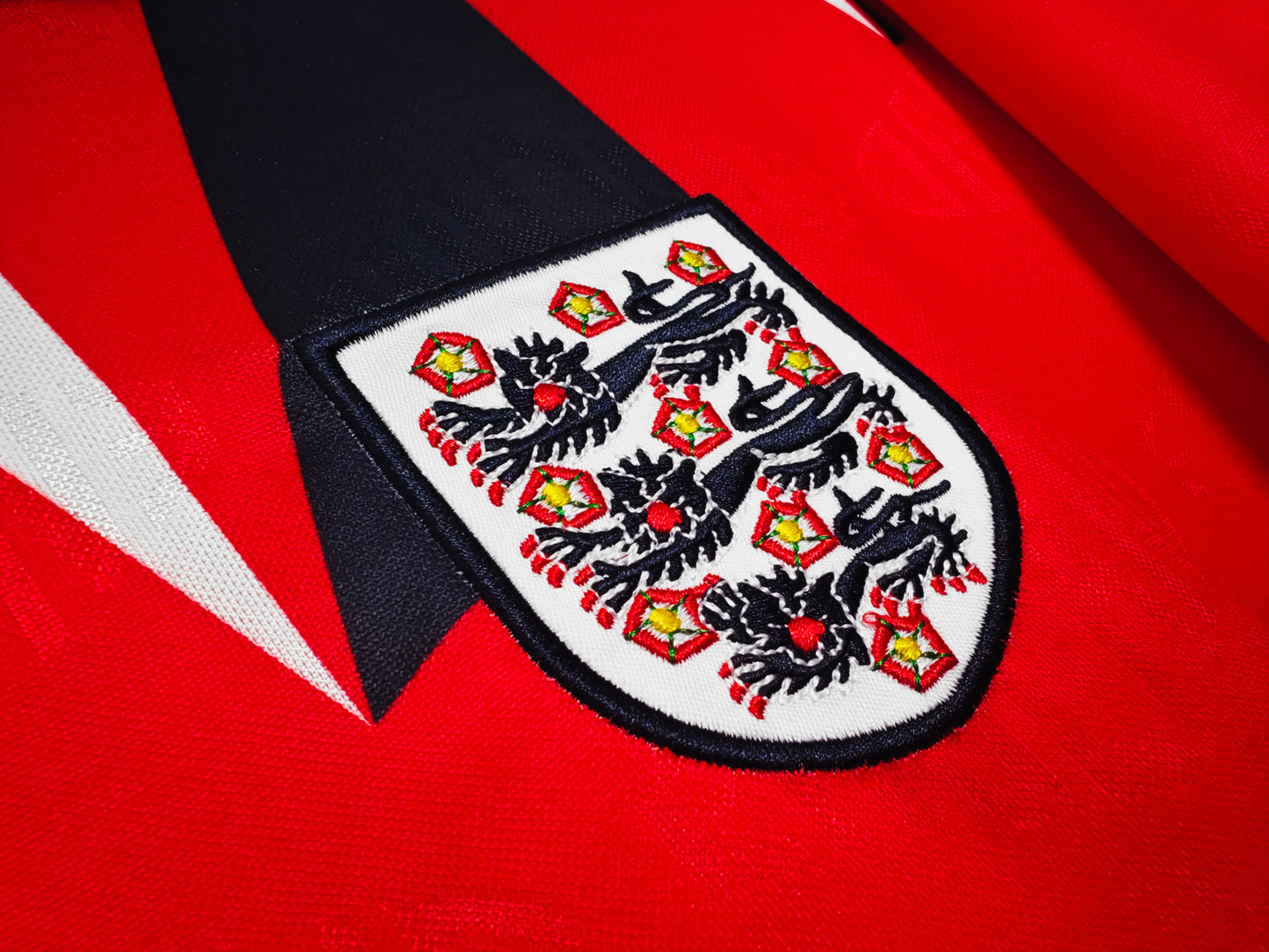 Camiseta Inglaterra Score Draw Retro – Away 1990–1992 | Roja con picos marino/blanco y cuello polo