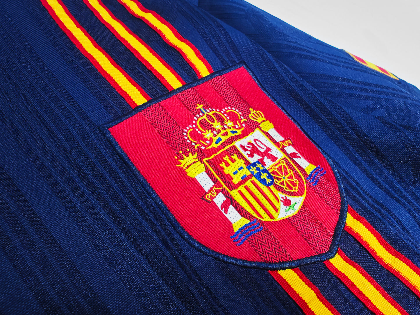 Camiseta España adidas Visitante 1994–1996 (USA ’94) – Azul marino con franja bandera y cuello henley