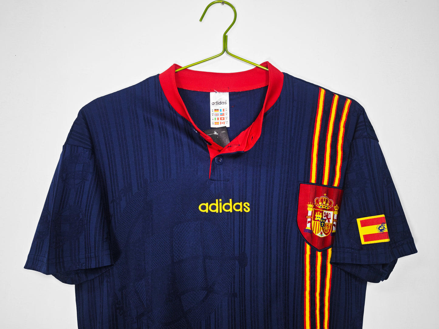 Camiseta España adidas Visitante 1994–1996 (USA ’94) – Azul marino con franja bandera y cuello henley