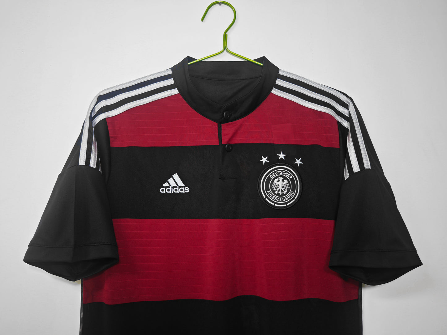 Camiseta Alemania adidas Away 2014/15 (Brasil 2014) – Negra con franjas rojas, cuello henley – Climacool