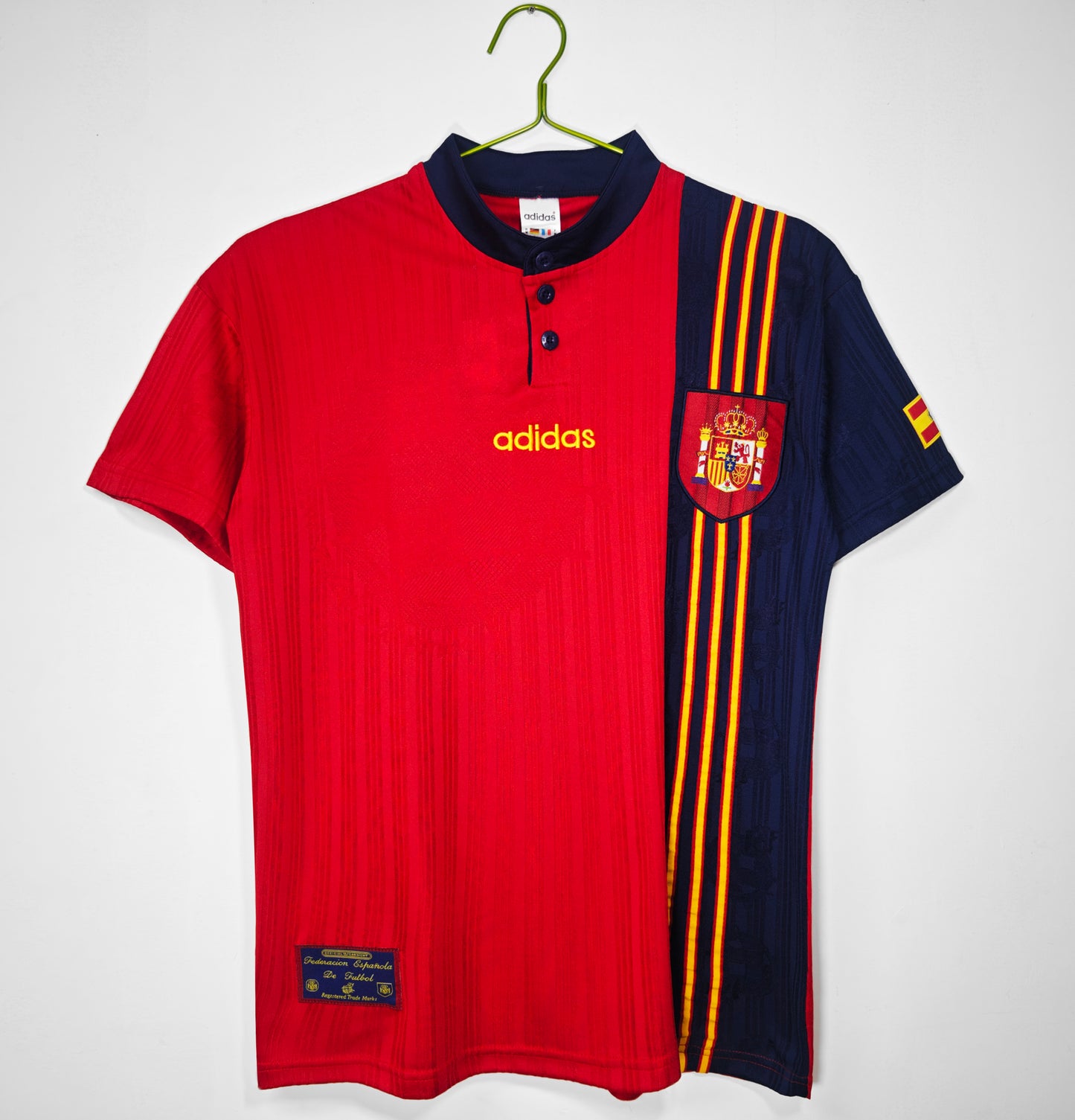 Camiseta España adidas Local 1994–1996 (USA ’94) – Roja con franja bandera y cuello henley