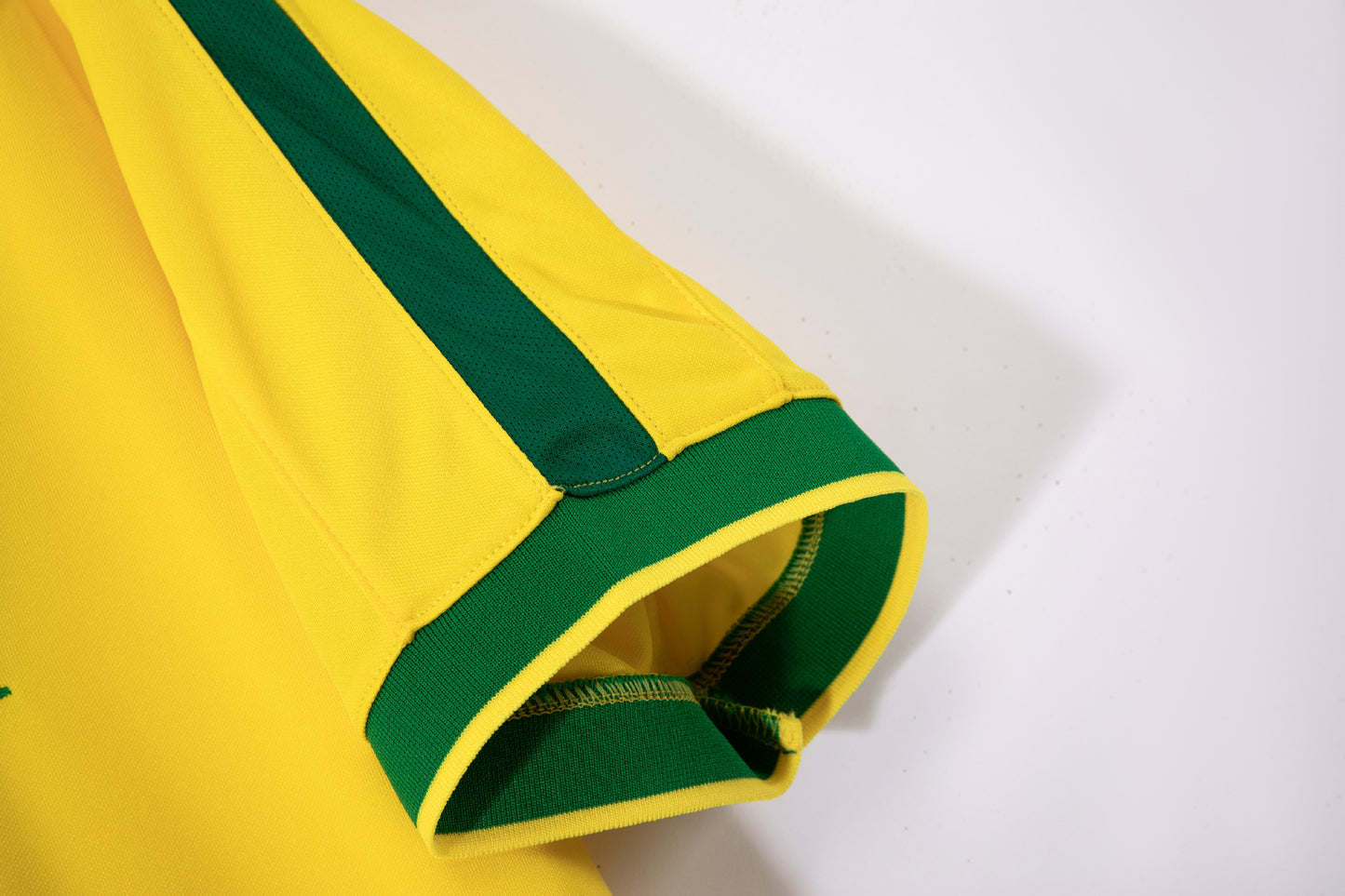 Camiseta Brasil Nike Local 2002–2004 – Amarilla con cuello polo verde (5 estrellas) – NikeFIT