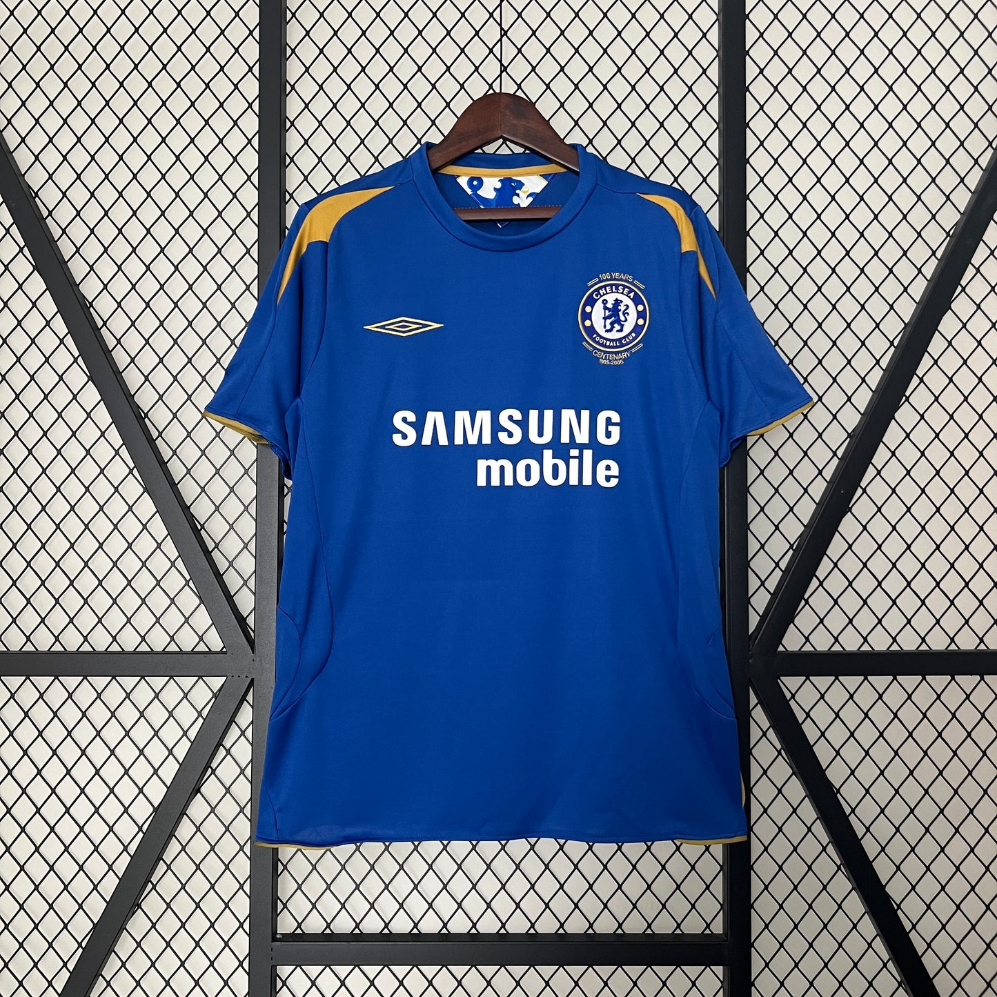 Chelsea “Samsung Mobile” Centenario 2005–06 — Camiseta home Umbro azul (detalles dorados)