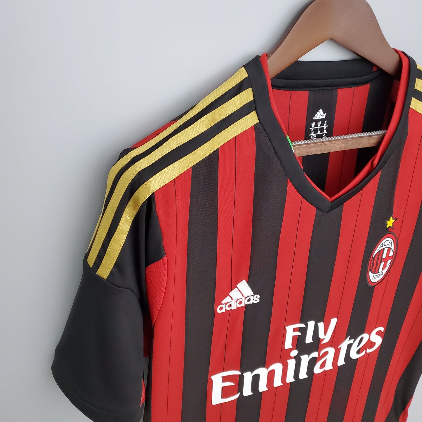 AC Milan “Fly Emirates” 2013–14 — Camiseta home Adidas rossonera (3 bandas doradas)