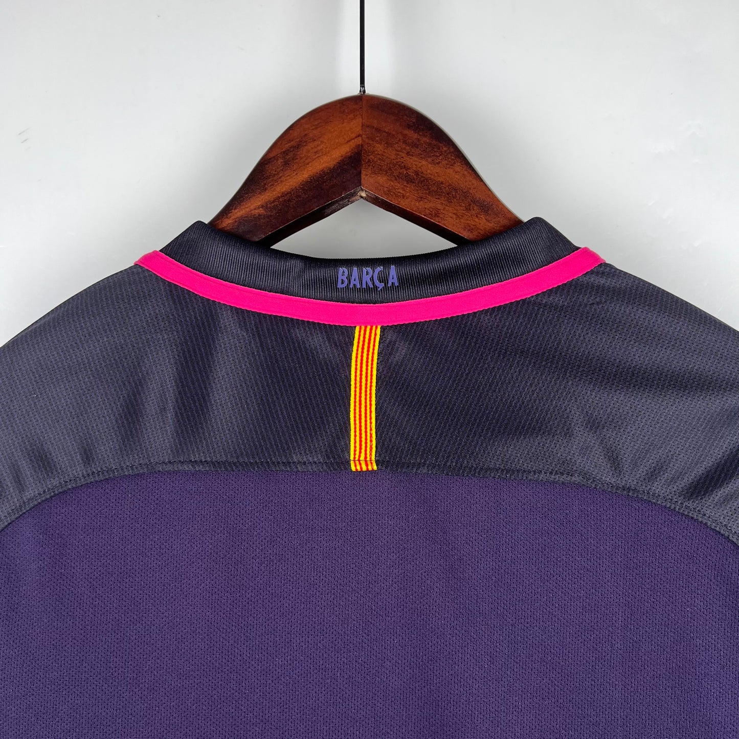 FC Barcelona “Qatar Airways” 2016–17 — Camiseta away Nike morada/negra (detalles fucsia)