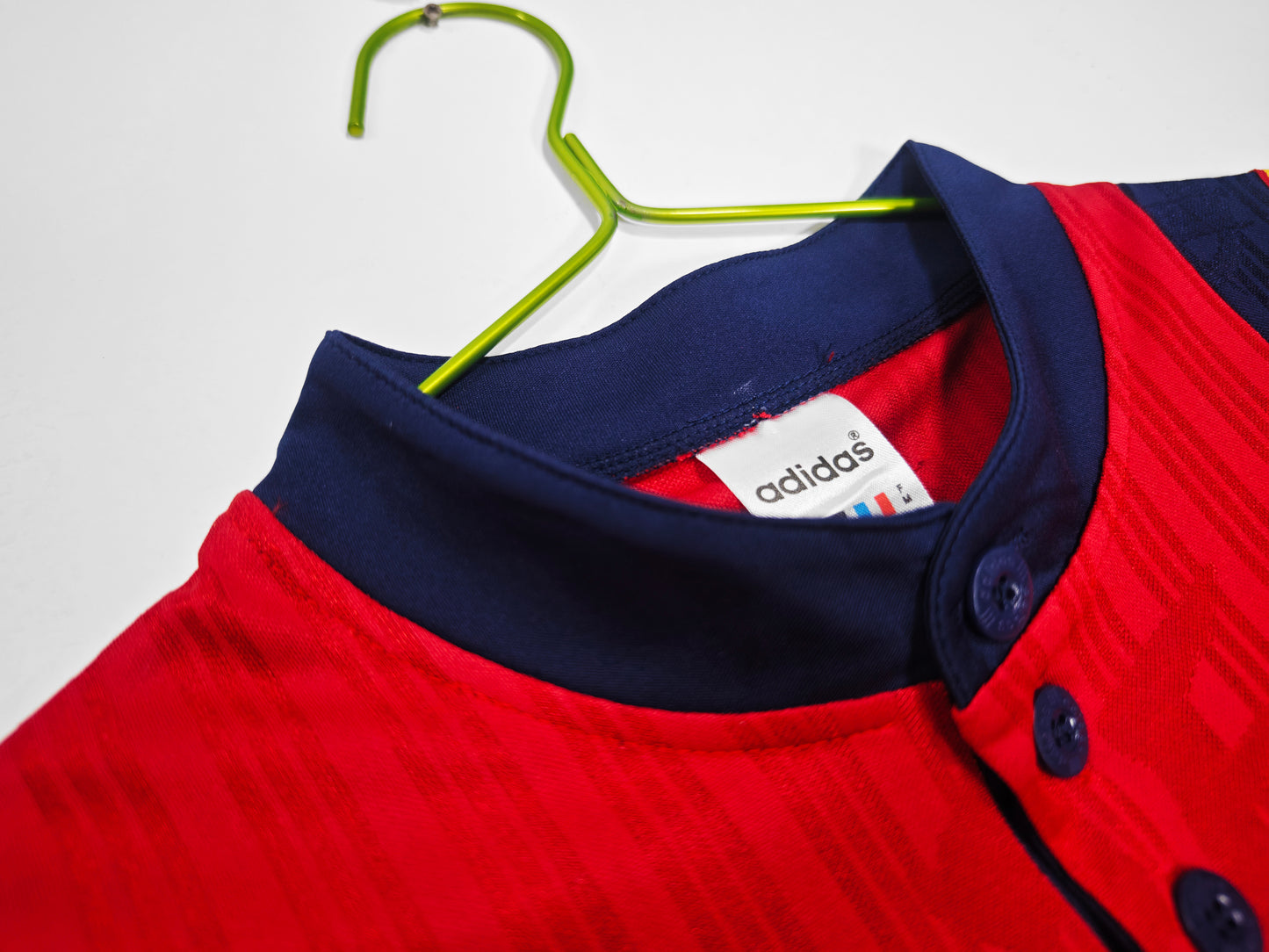 Camiseta España adidas Local 1994–1996 (USA ’94) – Roja con franja bandera y cuello henley