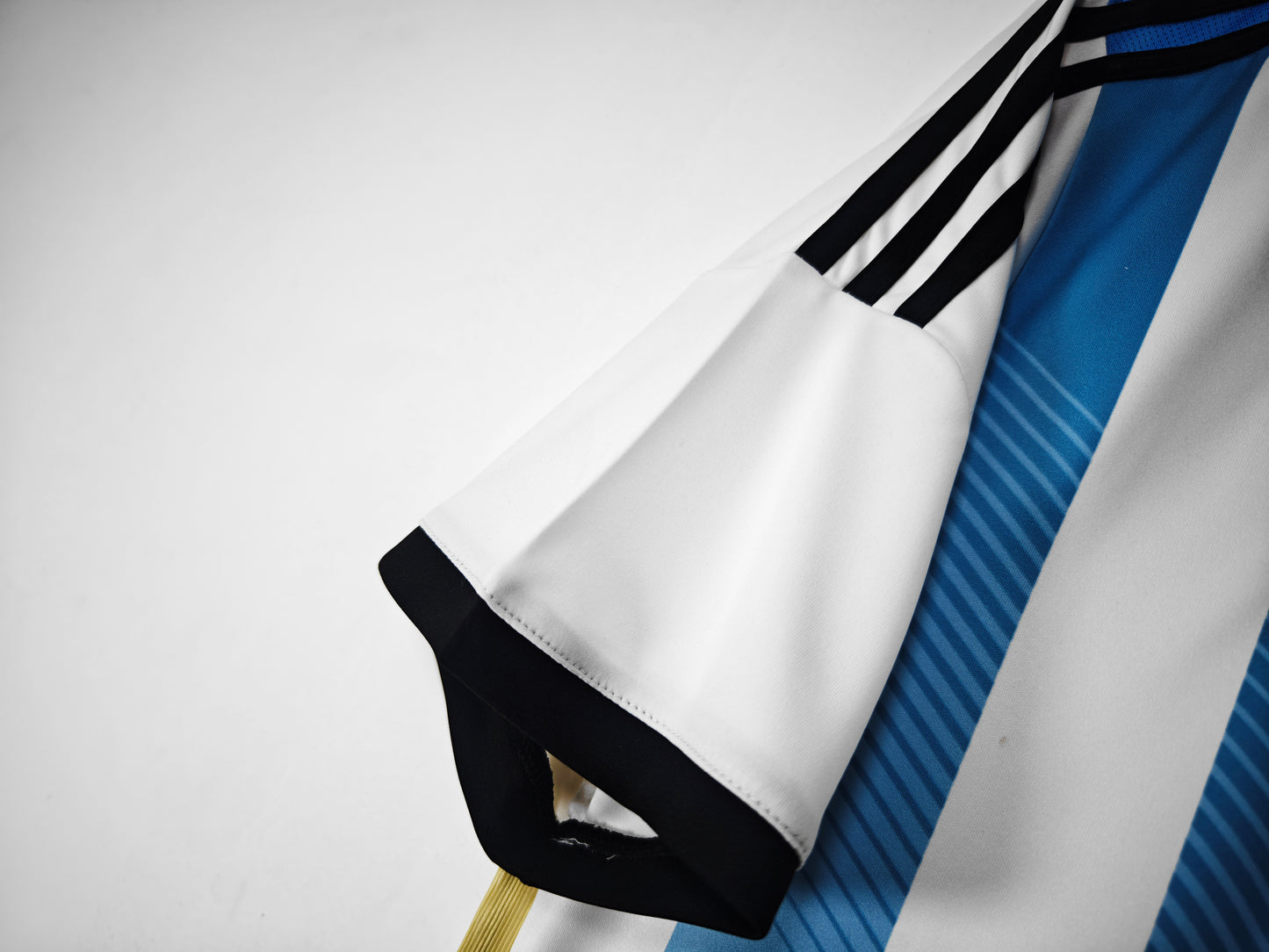 Camiseta Argentina adidas Local 2014/15 (Brasil 2014) – Rayas celeste/blanco con detalles dorados – Climacool