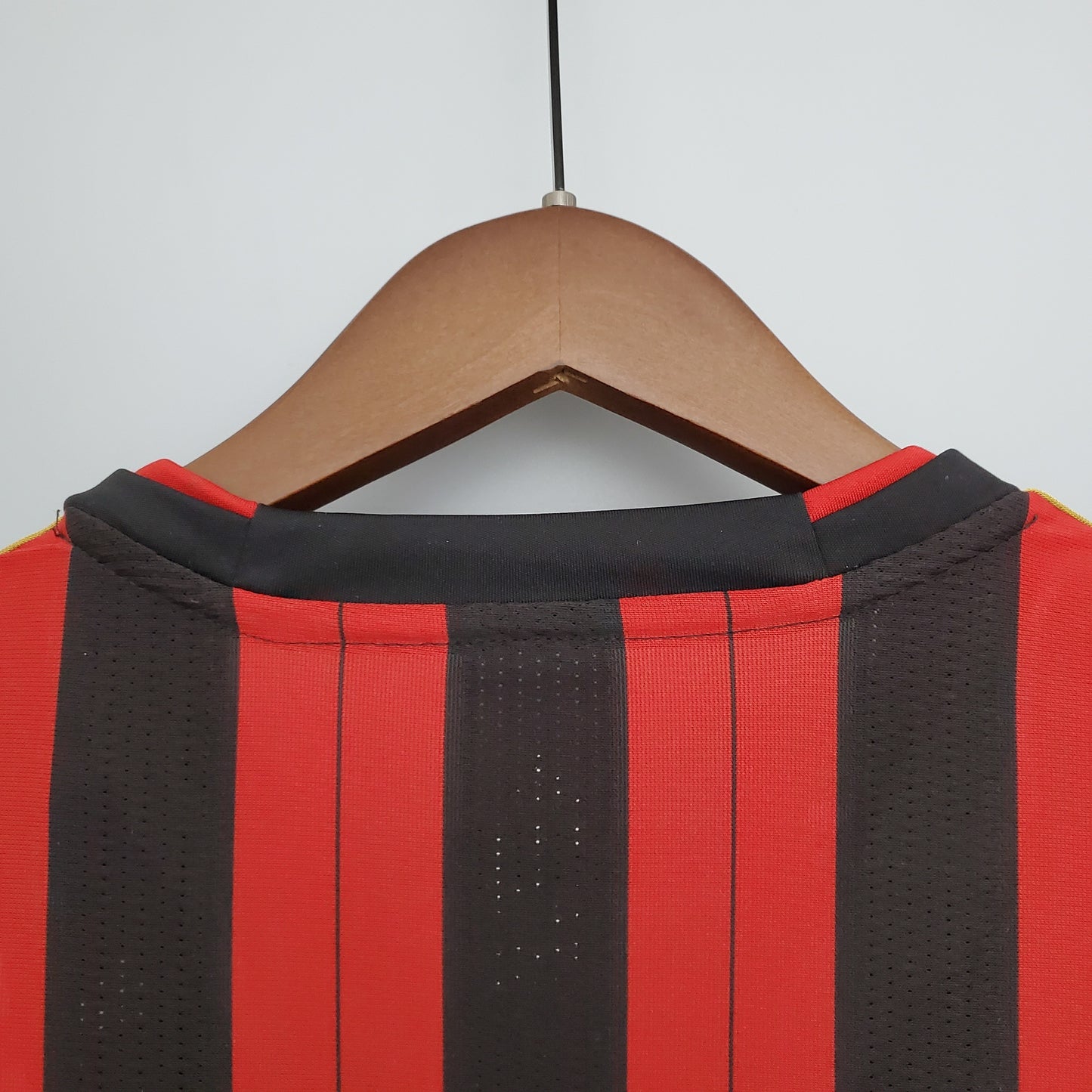 AC Milan “Fly Emirates” 2013–14 — Camiseta home Adidas rossonera (3 bandas doradas)