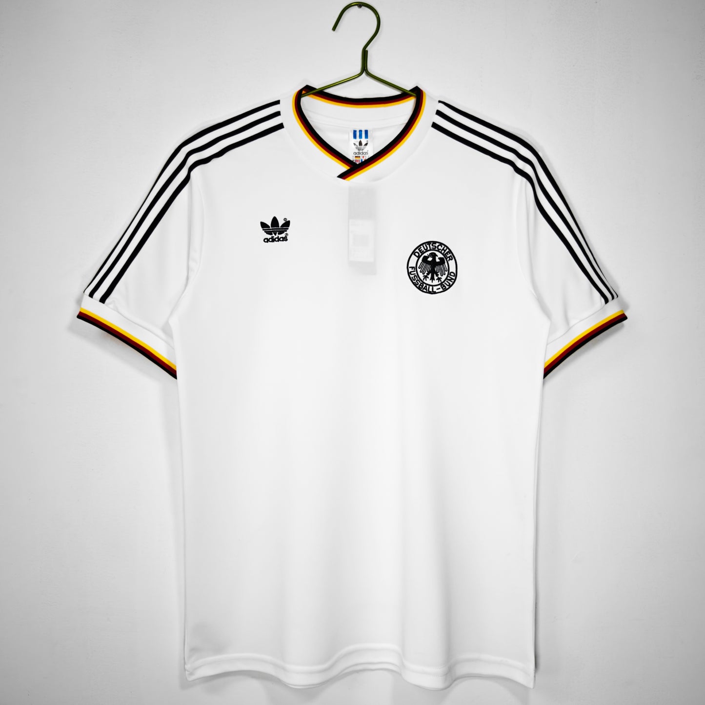 Camiseta Alemania adidas Originals Retro – Blanca con 3 bandas y ribete tricolor (inspiración 70/80)