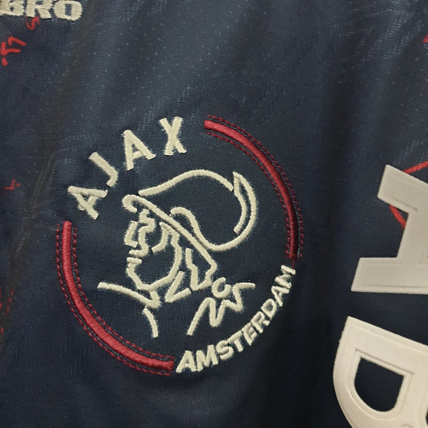 Ajax “ABN-AMRO” 1994–96 — Camiseta away Umbro azul marino (patrón rojo)