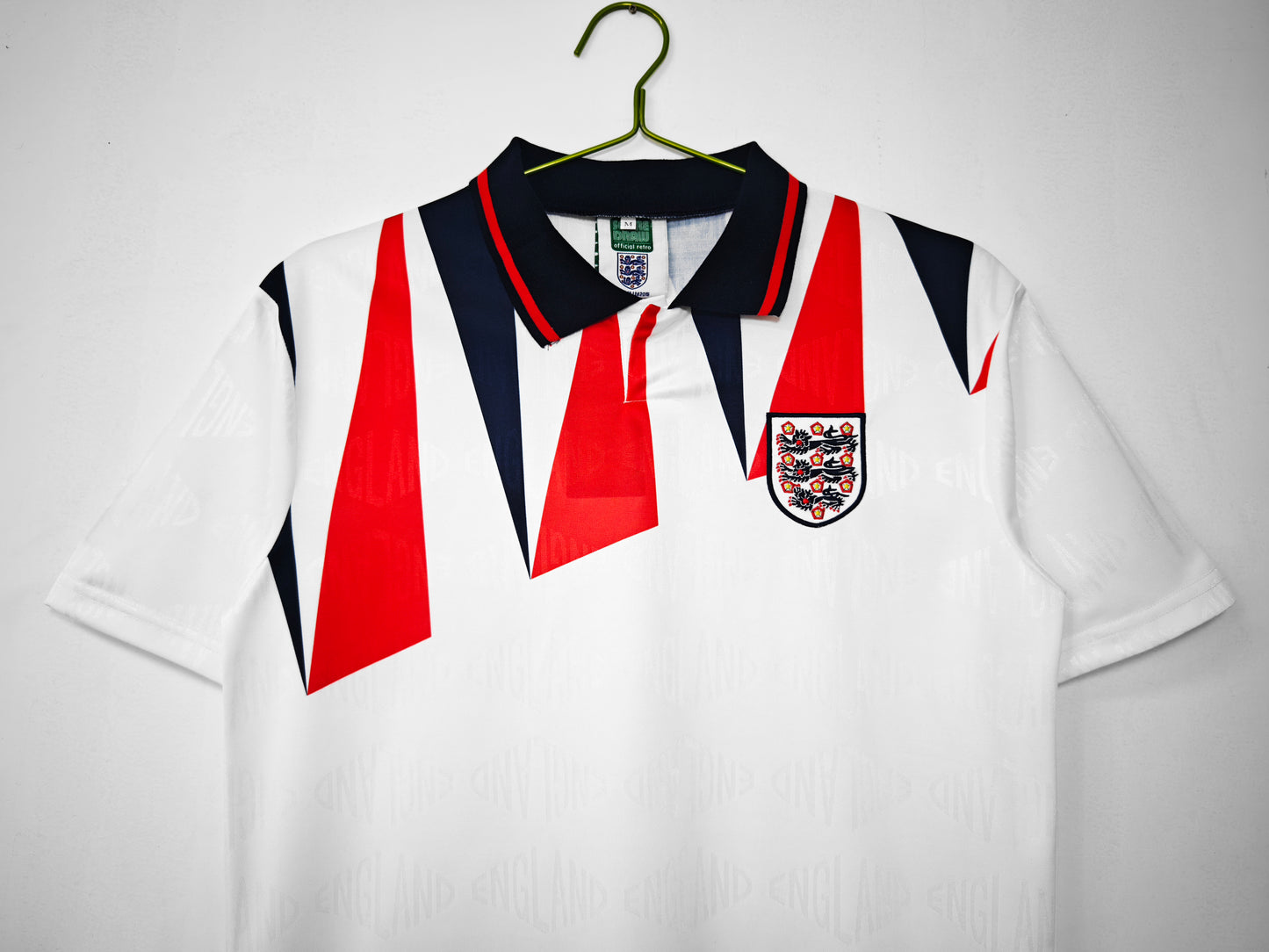 Camiseta Inglaterra Score Draw Retro – Home 1990–1992 | Blanca con picos rojo/marino y cuello polo