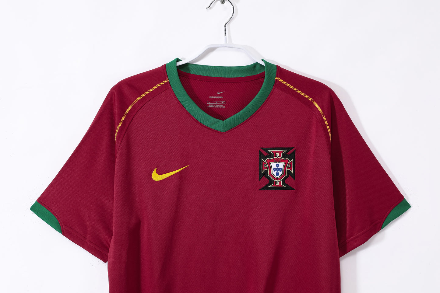 Camiseta Portugal Nike Local 2006–2008 – Granate con cuello en “V” verde (Dri-FIT)