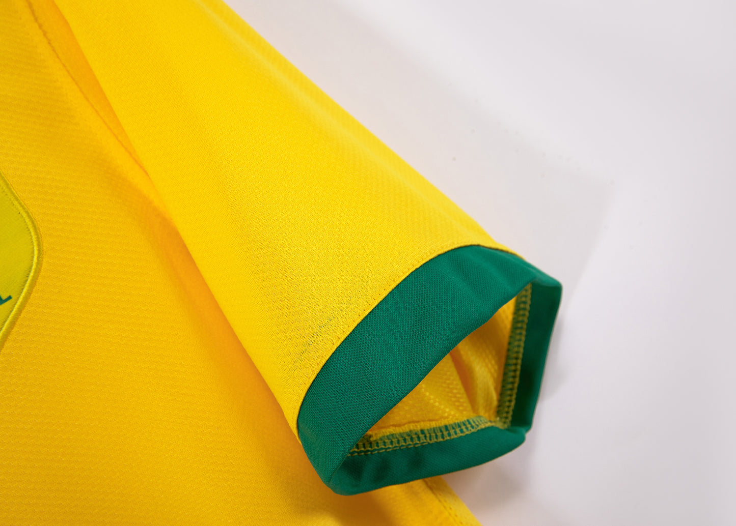 Camiseta Brasil Nike Local 2014/15 (Mundial Brasil 2014) – Amarilla con cuello verde (Dri-FIT)