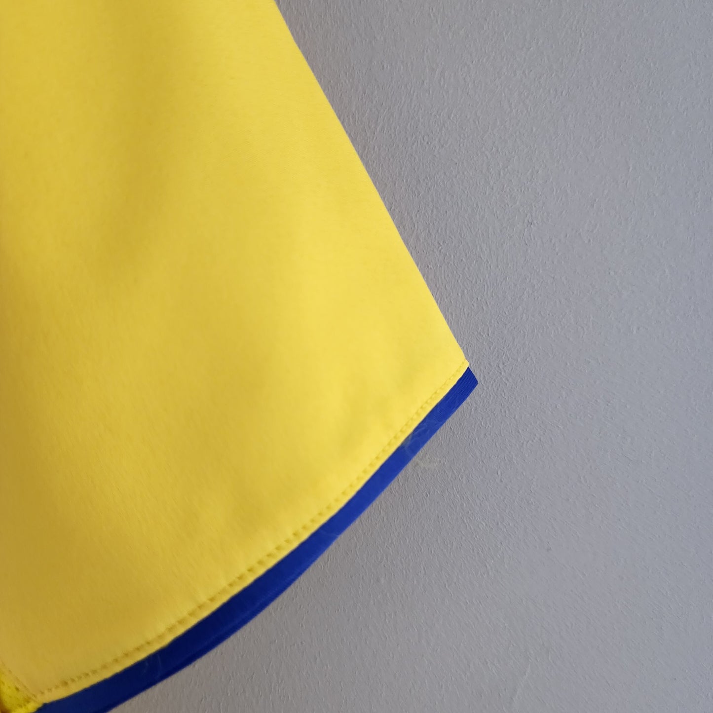 Arsenal “O2” 2004–05 — Camiseta away Nike amarilla (cuello azul)