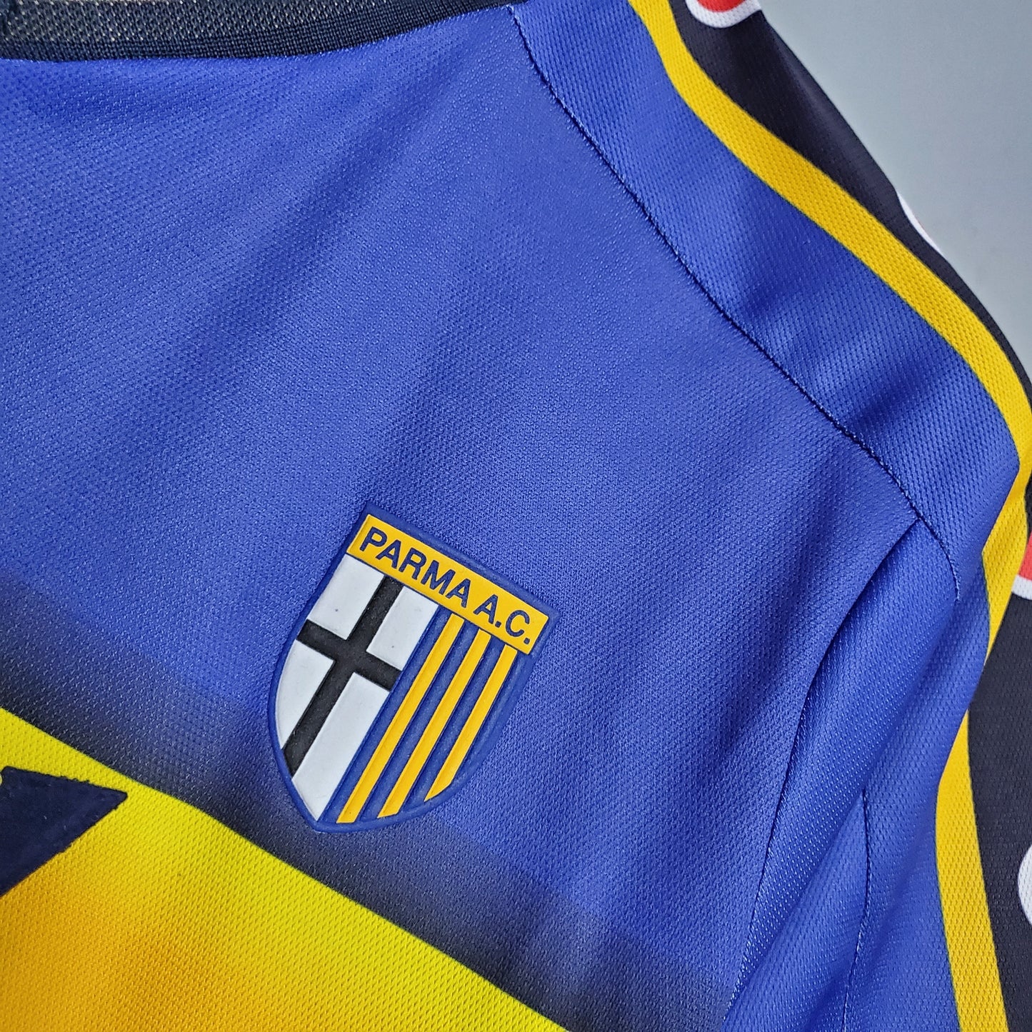 Parma “Joy Parmalat” 2000–01 — Camiseta home Champion amarilla/azul (rayas horizontales)