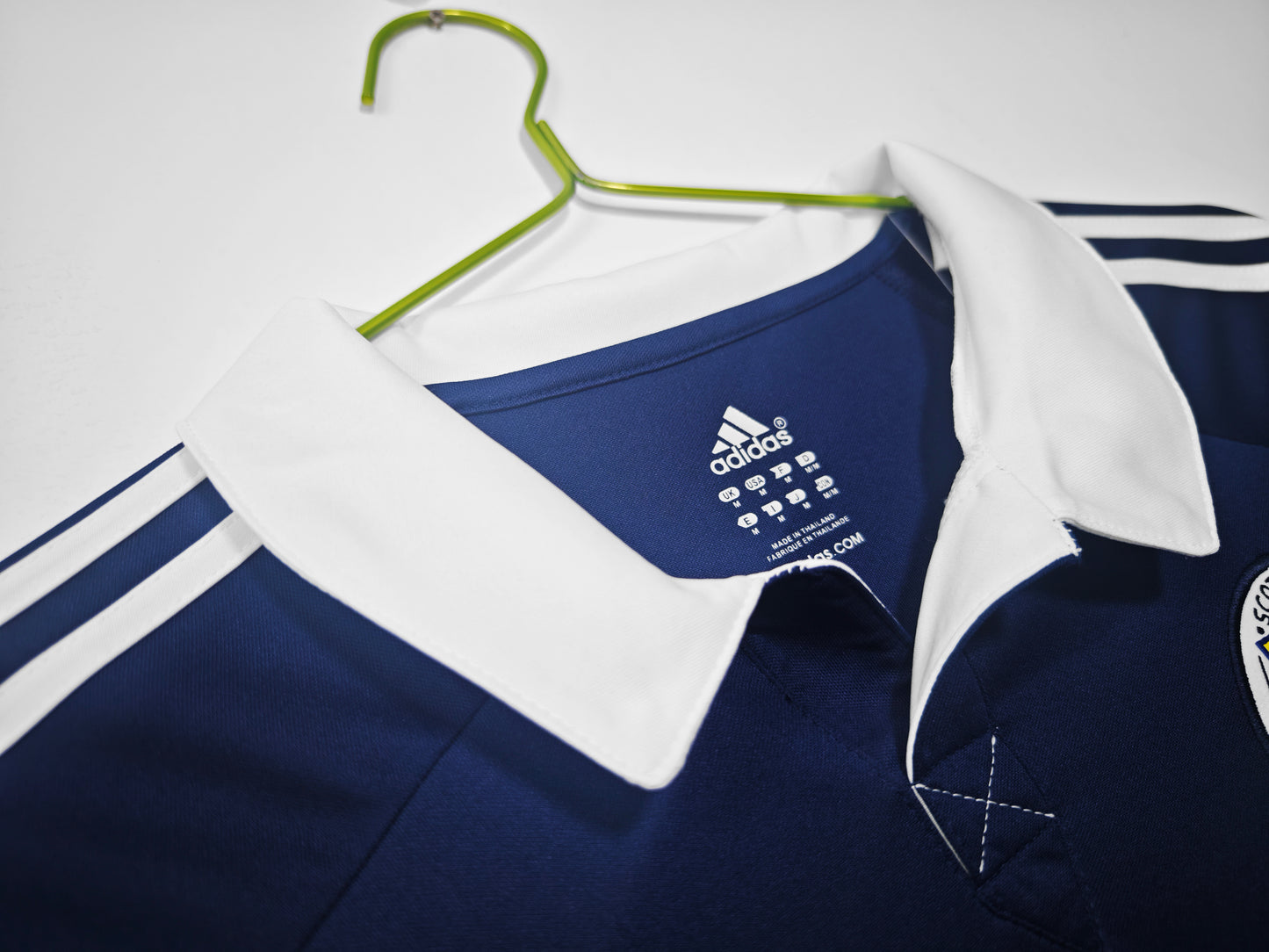 Camiseta Escocia adidas Local 2009–2011 – Azul marino con cuello blanco y “St. Andrew’s Cross” (Climacool)