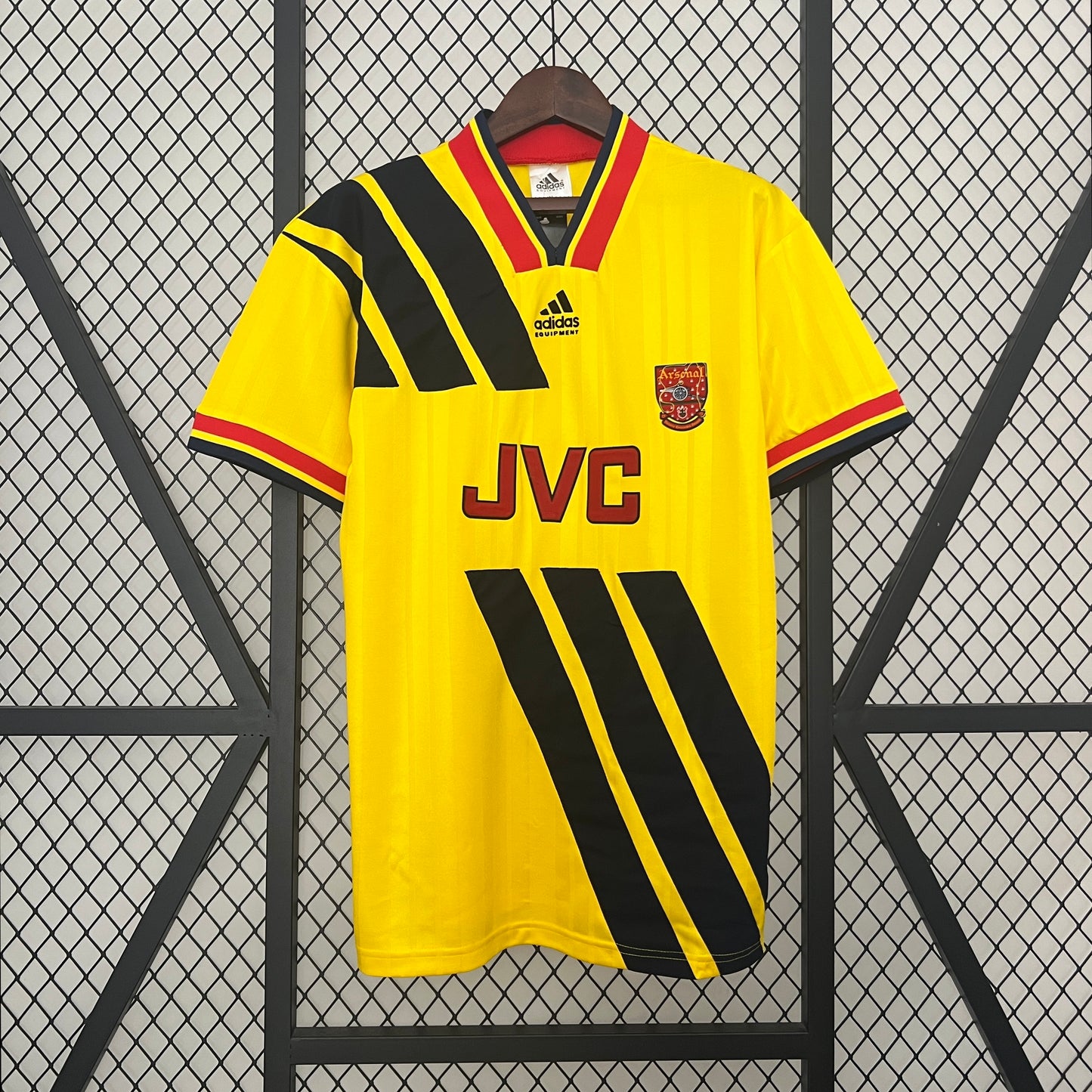 Arsenal “JVC” 1992–94 — Camiseta away Adidas amarilla (Equipment 3 bandas)