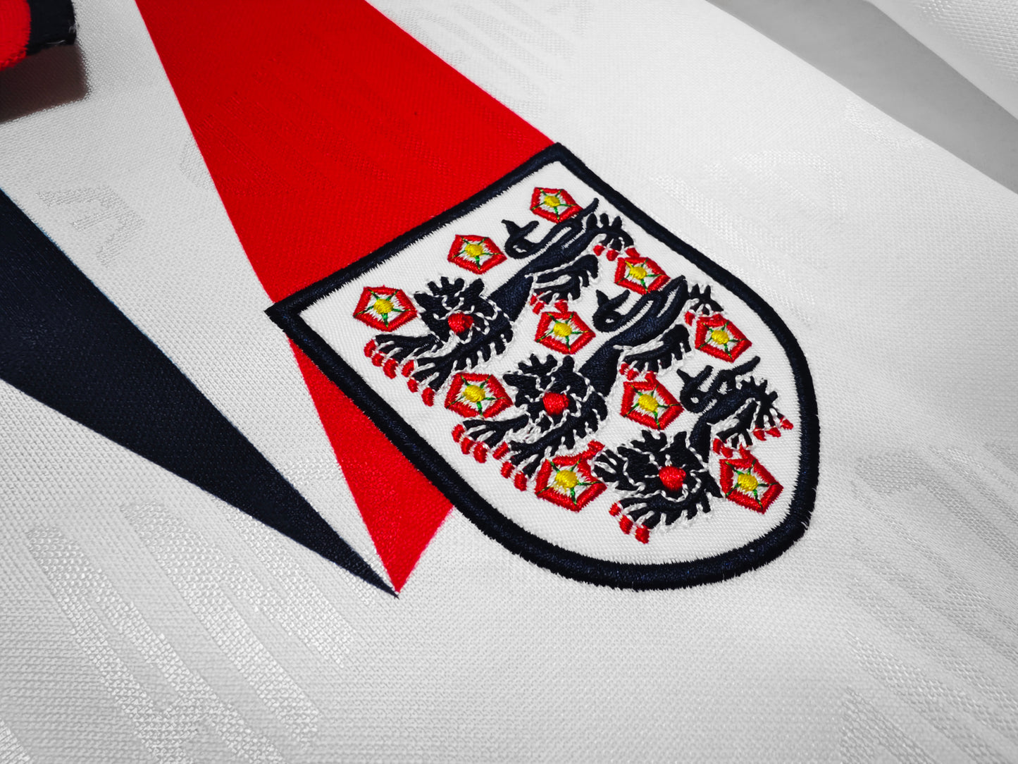 Camiseta Inglaterra Score Draw Retro – Home 1990–1992 | Blanca con picos rojo/marino y cuello polo