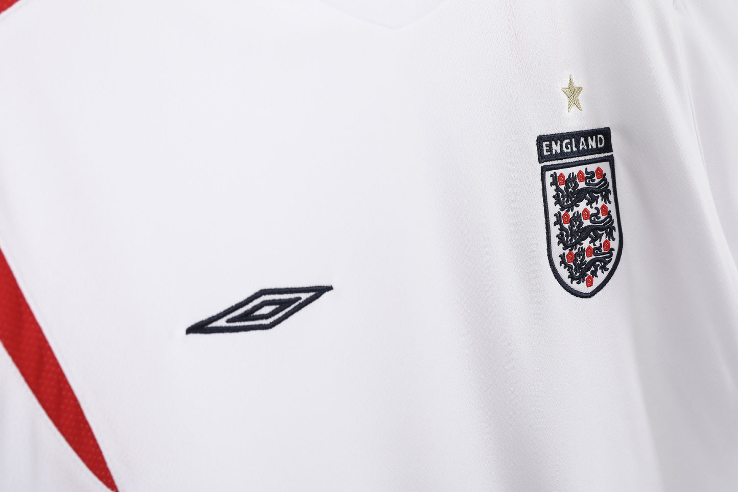 Camiseta Inglaterra Umbro Local 2006–2008 – Blanca con cruz roja (Mundial 2006)