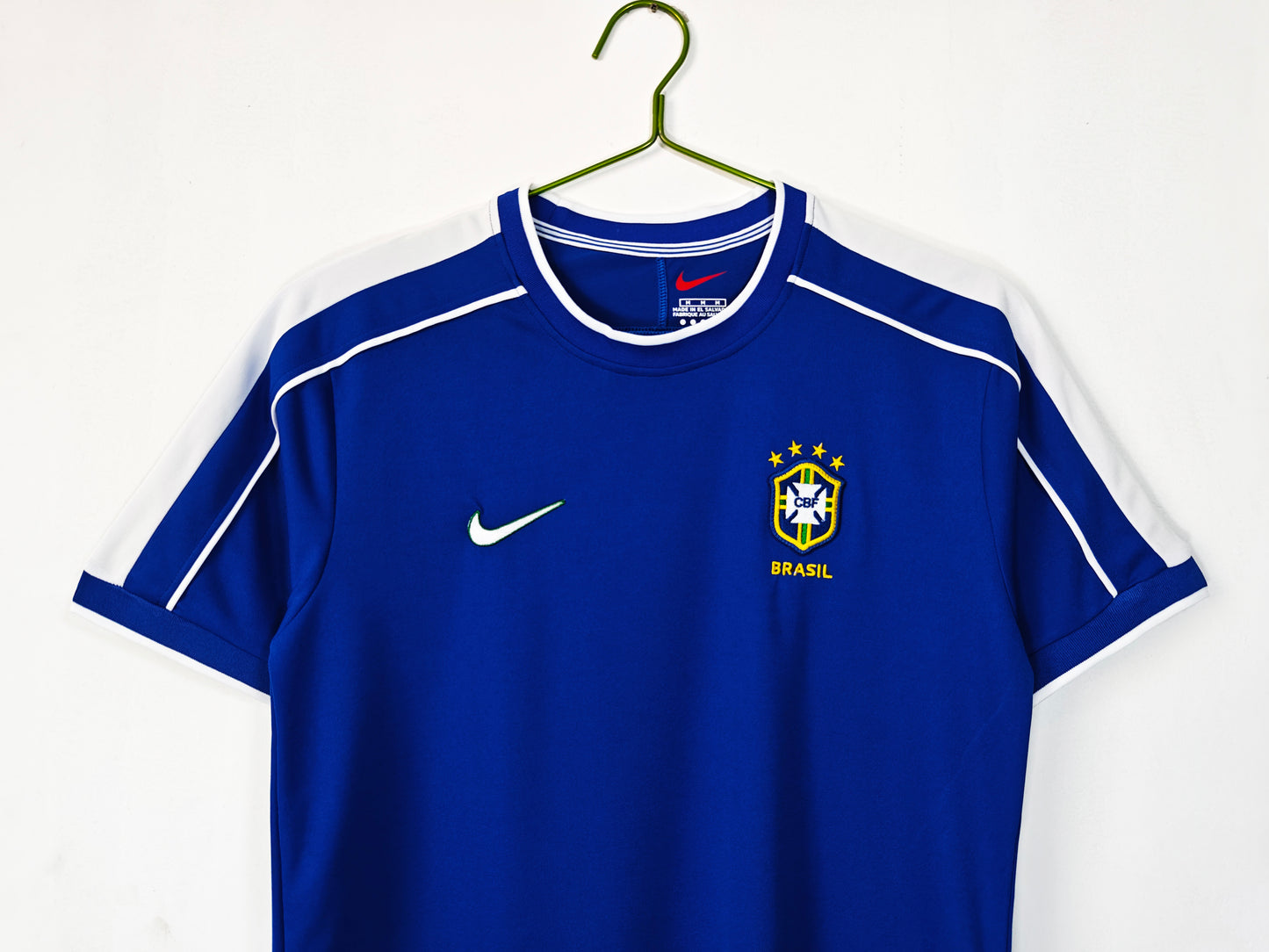 Camiseta Brasil Nike Away 2002–2004 – Azul con hombros blancos (NikeFIT)