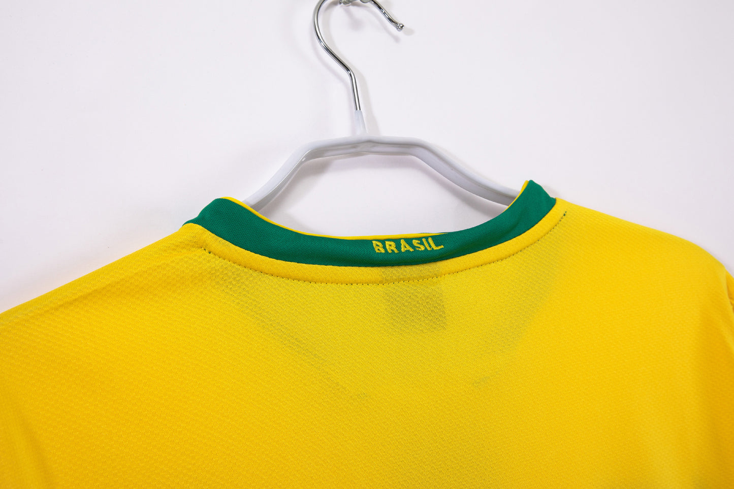 Camiseta Brasil Nike Local 2014/15 (Mundial Brasil 2014) – Amarilla con cuello verde (Dri-FIT)