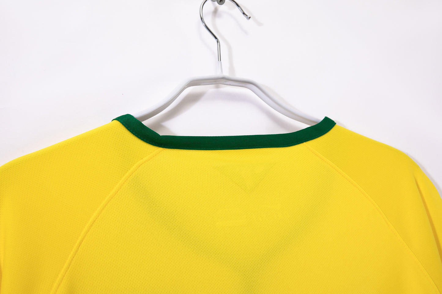 Camiseta Brasil Nike Local 2012/13 – Amarilla con cuello “notch” verde (Dri-FIT)