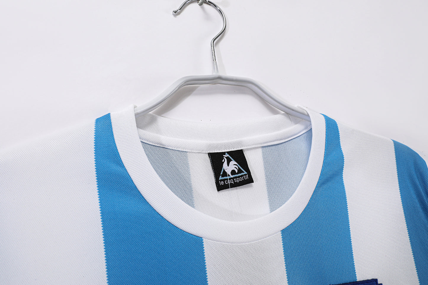 Camiseta Argentina Le Coq Sportif Local 1985–1987 (estilo Mundial 1986) – Rayas Celeste/Blanco