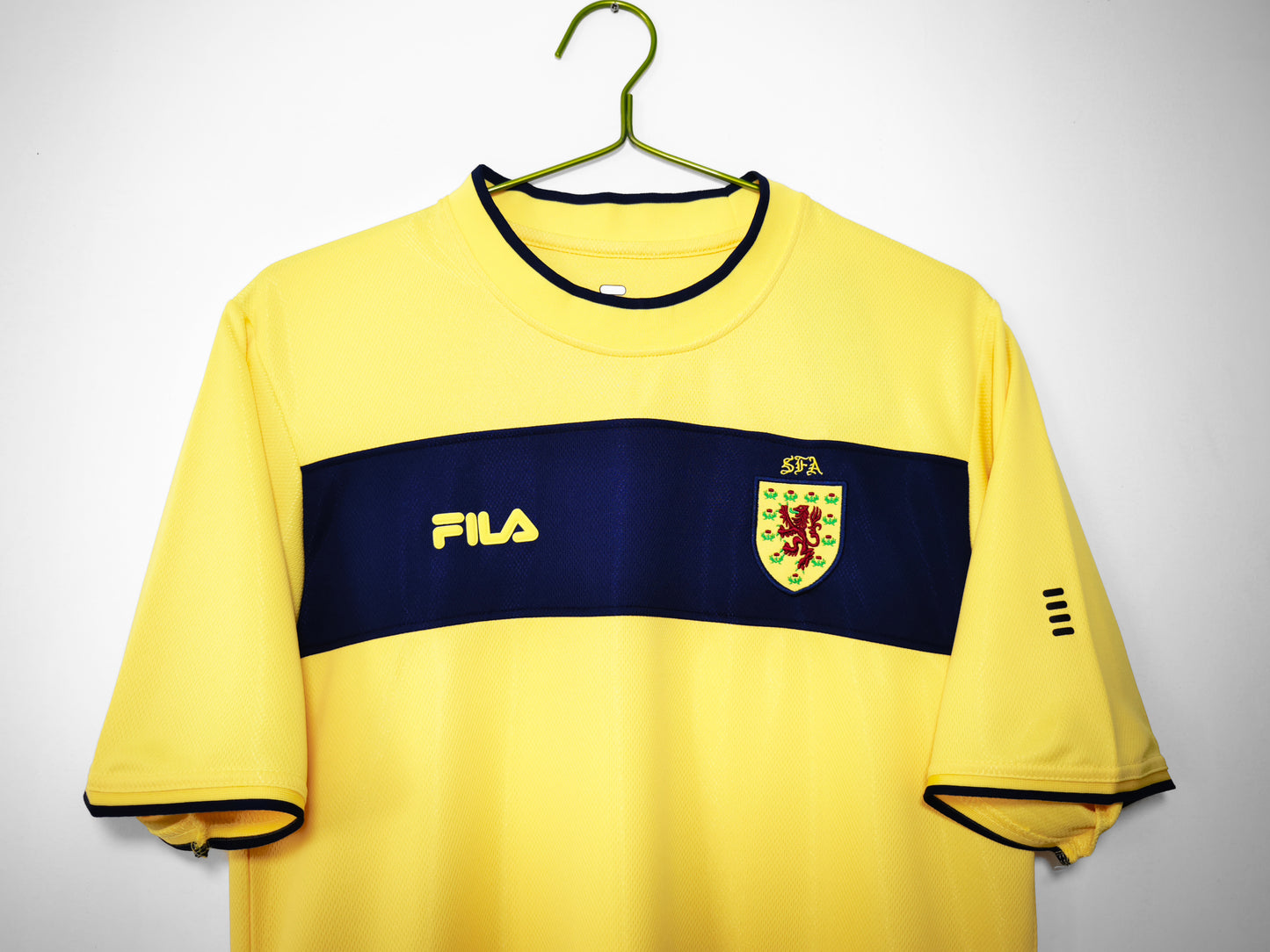 Camiseta Escocia Fila Visitante 2002–2003 – Amarilla con banda azul marino
