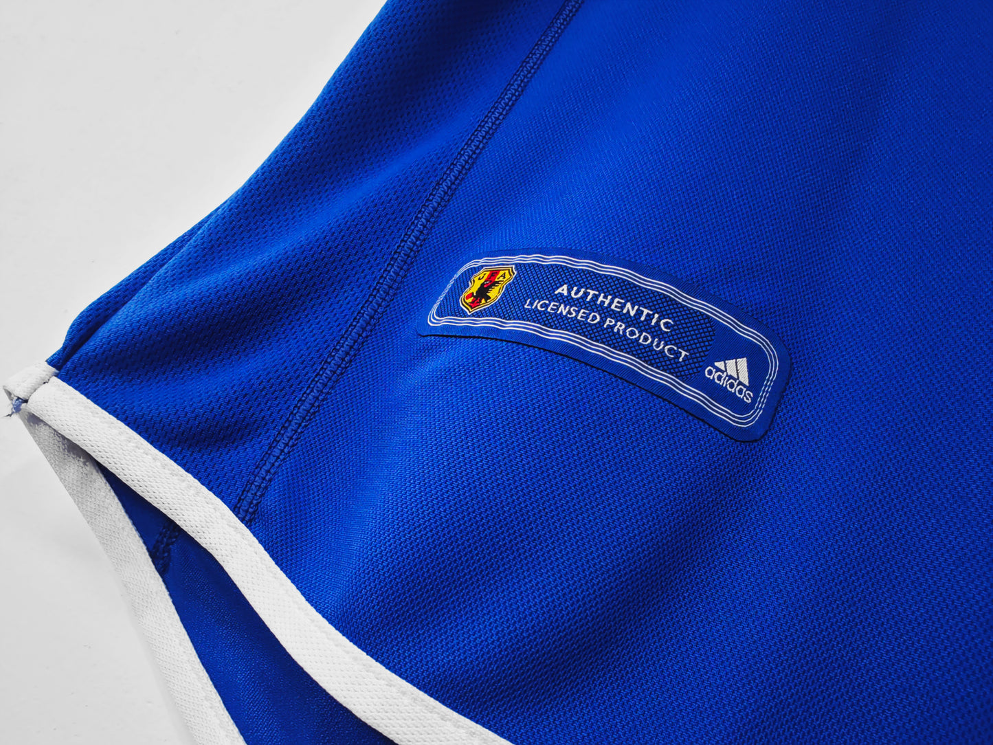 Camiseta Japón adidas Local 2002/03 (Mundial 2002) – Azul con hombros blancos y cuello polo